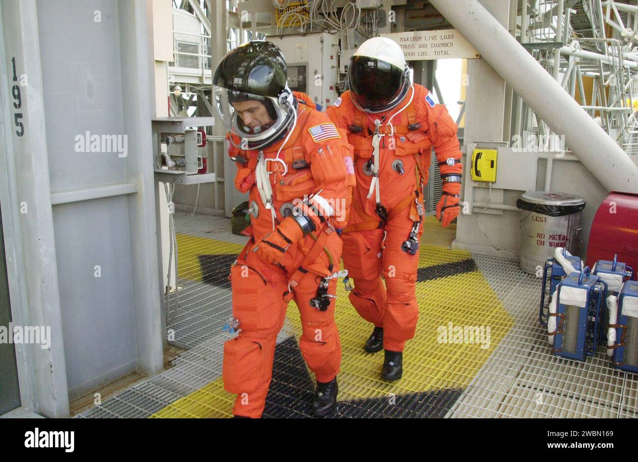 Gli Specialisti missione STS-111 Franklin Chang-Diaz e Philippe Perrin esercitano l'uscita di emergenza sulla piattaforma di lancio 39A durante il test dimostrativo di conto alla rovescia del terminale. La missione include il modulo logistico multiuso Leonardo, il sistema di base mobile e un'unità di sostituzione orbitale all'ISS. Expedition 5 sostituirà Expedition 4 a bordo dell'Endeavour. L'MBS abilita le operazioni Canadarm 2 lungo la trave reticolare per supportare i siti di lavoro. Foto Stock
