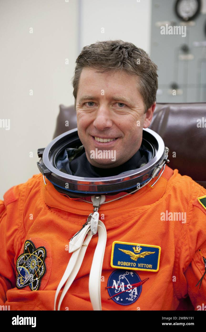 L'astronauta dell'ESA STS-134 Roberto Vittori ha controllato la sua tuta di lancio e di ingresso al Kennedy Space Center durante una simulazione del conto alla rovescia. L'equipaggio ha praticato le procedure per la missione finale dell'Endeavour di consegnare Express Logistics Carrier-3, Alpha Magnetic Spectrometer-2, serbatoi di gas, pezzi di ricambio Dextre e scudi micrometeoroidi alla stazione spaziale Internazionale. Foto Stock