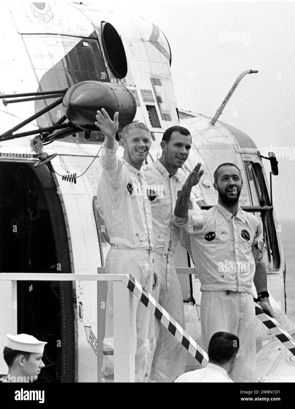 KENNEDY SPACE CENTER, FLA. Un'ora dopo che la loro navicella spaziale Apollo 9 è precipitata oggi nell'Oceano Atlantico, sventolando gli astronauti, da sinistra a destra, Russell L. Schweickart, David R. Scott e James A. McDivitt, scendono le scale sul ponte principale della USS Guadalcanal, nave di primo soccorso. L'elicottero li ha volati dal loro punto di impatto a breve distanza dalla nave, originariamente posizionato a meno di cinque miglia da dove si sono schiantati. La missione orbitale terrestre di 10 giorni ha dimostrato la fattibilità del modulo lunare per la discesa con equipaggio sulla superficie della Luna, prevista per la fine dell'anno. Foto Stock