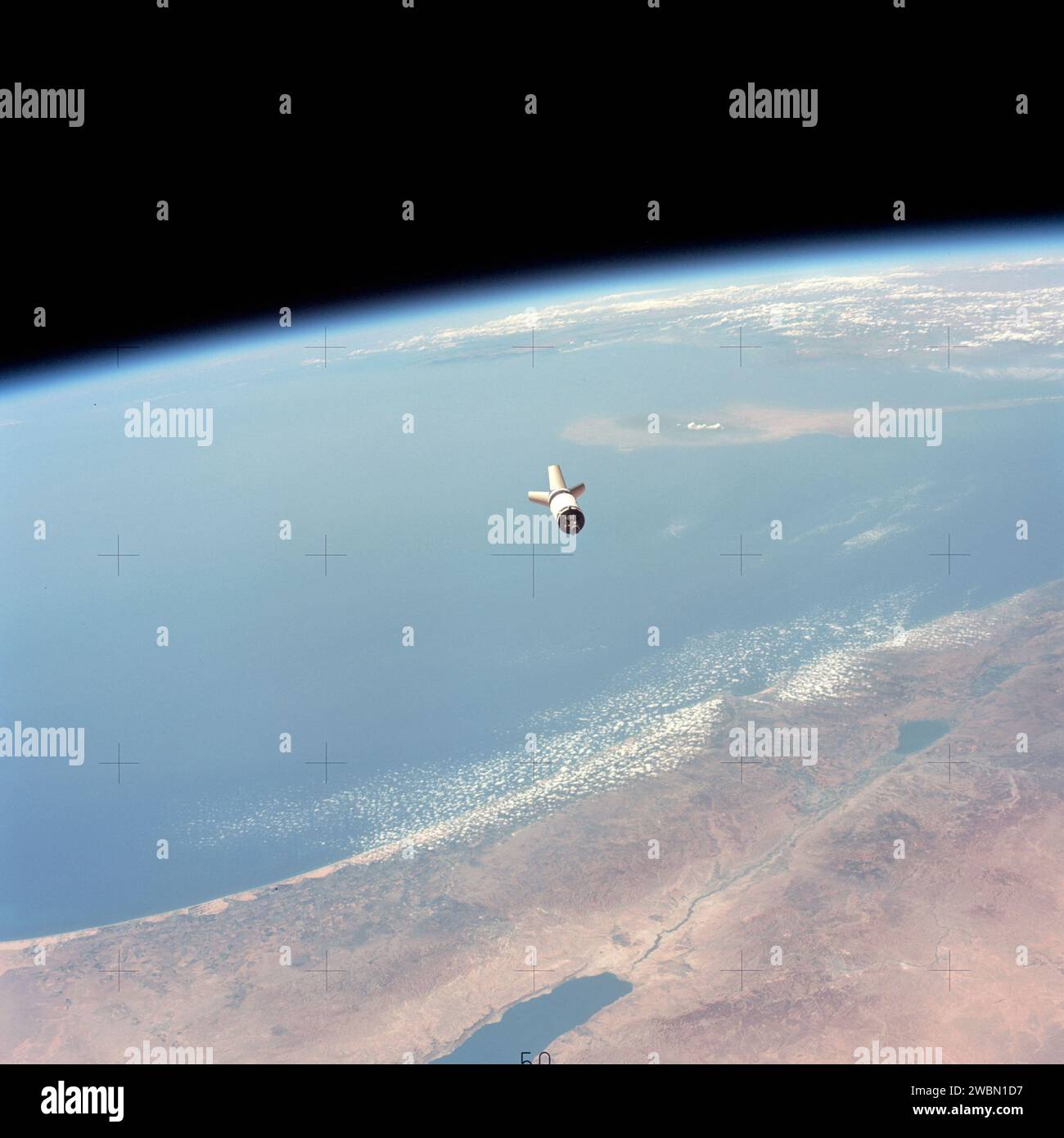 SL3-114-1634 (luglio-settembre 1973) --- Skylab 3, Saturn S-4B (S-IVB) stadio cade lontano dal modulo di comando (cm) dopo la separazione. Arto terrestre sullo sfondo, passa sopra Israele, il Mar morto e il Mar Mediterraneo. Foto Stock