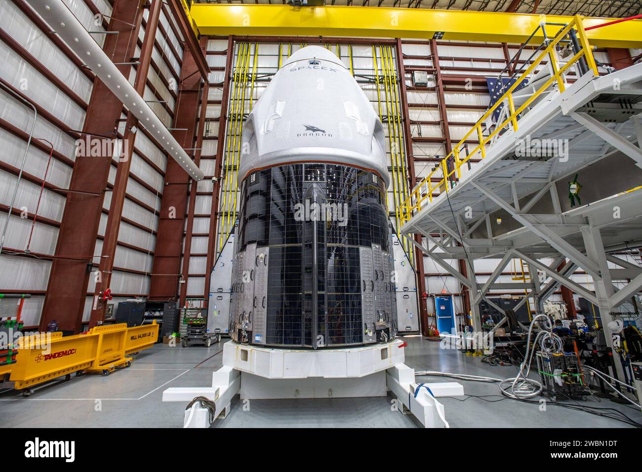 La navicella spaziale SpaceX Crew Dragon per la missione Crew-1 della NASA arriva al Kennedy Space Center Launch Complex 39A dalla Cape Canaveral Air Force Station, Florida, per il lancio in cima al Falcon 9 che trasporta gli astronauti della NASA e lo specialista di missione JAXA Soichi Noguchi alla ISS per una missione scientifica di sei mesi. Foto Stock