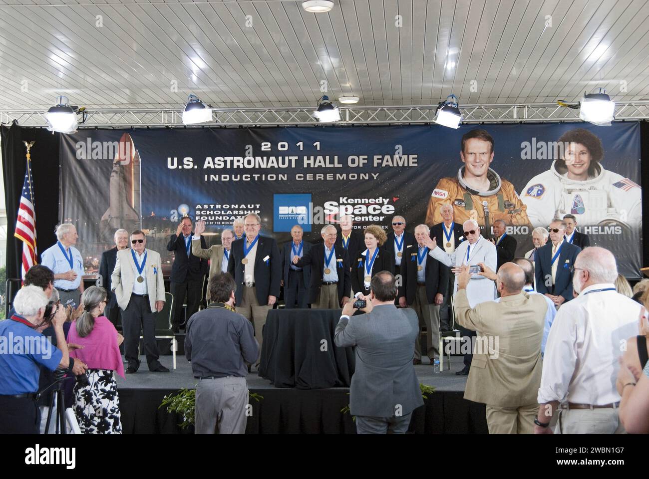 Gli astronauti Karol “Bo” Bobko e Susan Helms sono onorati presso il Kennedy Space Center Visitor Complex della NASA durante il loro ingresso nella U.S. Astronaut Hall of Fame, riconoscendo le loro missioni navali, le ore di volo spaziale e i risultati ottenuti sulla passeggiata spaziale. Foto Stock