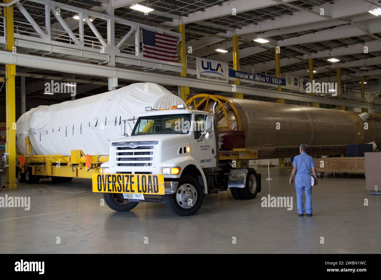 Lo stadio superiore del Centaur per il razzo Atlas V è stato consegnato all'Atlas Spaceflight Operations Center in preparazione al lancio della navicella spaziale Juno della NASA il 5 agosto. La navicella spaziale alimentata a energia solare orbiterà Giove 33 volte per studiare la sua atmosfera, struttura e magnetosfera. Foto Stock