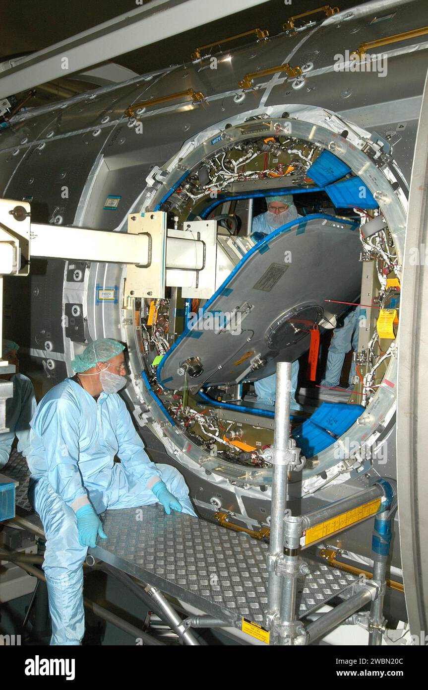 KENNEDY SPACE CENTER, FLA. - Nella stazione spaziale, i lavoratori stanno rimuovendo uno dei portelli del modulo Node-2. I portelli sono stati rimossi in preparazione per la spedizione al Marshall Space Flight Center, Ala., per la certificazione di riequilibrio. Il Node-2 verrà lanciato nella missione 10A, STS-120, verso la stazione spaziale Internazionale (ISS), attualmente prevista per l'autunno 2006. L'installazione del Node-2 sulla ISS significherà il completamento della fase di assemblaggio negli Stati Uniti e aumenterà lo spazio abitativo e di lavoro all'interno della stazione a circa 18.000 piedi cubi. Sotto contratto Foto Stock
