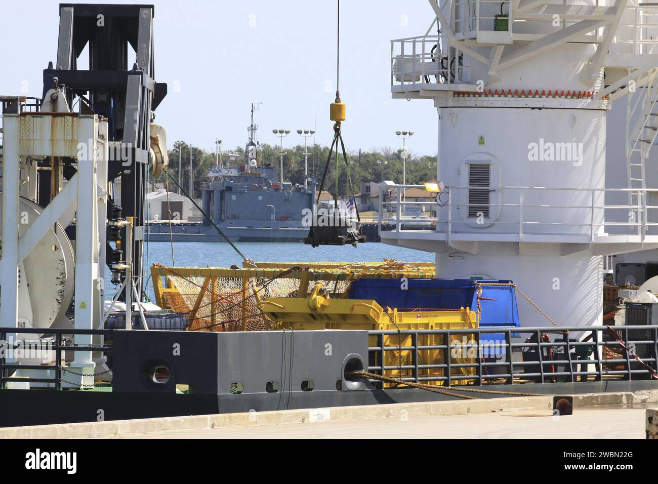 I componenti di due motori F-1 dei razzi Saturn V che lanciarono le missioni Apollo furono recuperati dall'Oceano Atlantico da Jeff Bezos il 21 marzo. I motori sono rimasti a 14.000 piedi sott'acqua per oltre 40 anni. I motori verranno ripristinati per la visualizzazione pubblica. Foto Stock