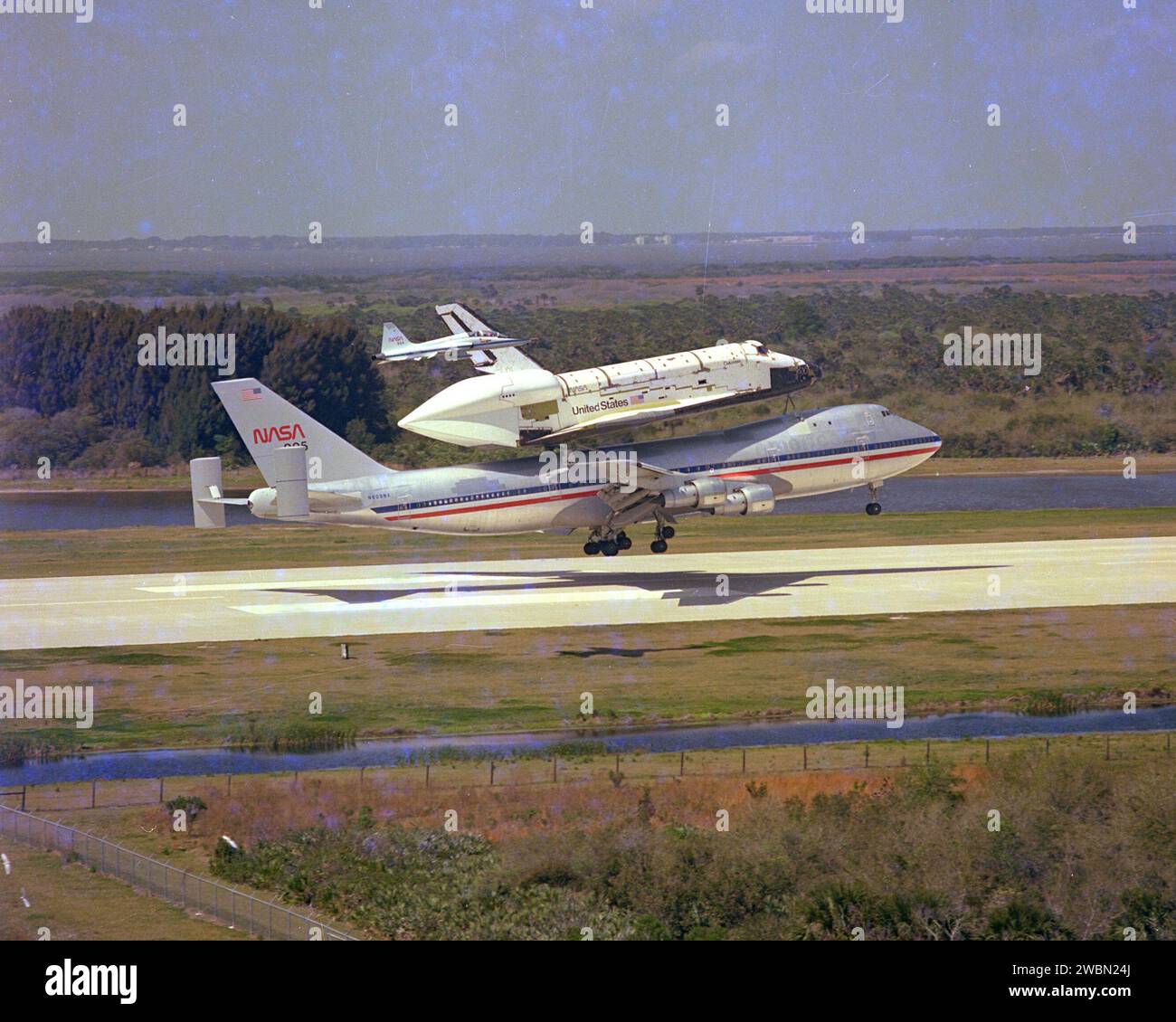 Lo Space Shuttle Columbia è tornato allo Shuttle Landing Facility del Kennedy Space Center sulla cima di un 747 dopo un volo in traghetto di 2.400 miglia da Dryden, preparandosi per il primo volo in navetta. Foto Stock