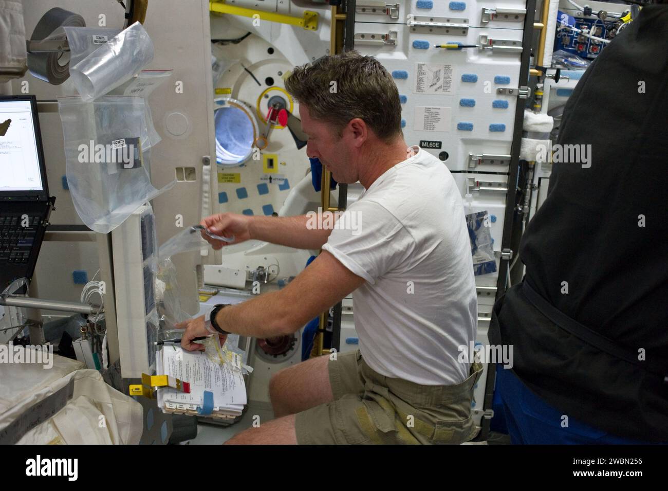 S134-e-007010 (18 maggio 2011) --- l'astronauta dell'Agenzia spaziale europea Roberto Vittori, specialista della missione STS-134, lavora sul ponte centrale dello Space Shuttle Endeavour durante le attività del terzo giorno di volo. Foto Stock