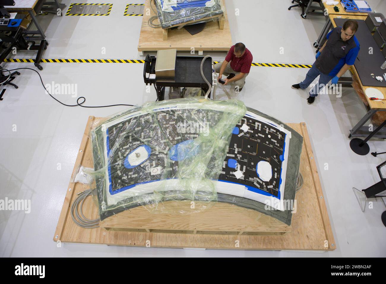 L'8 luglio 2016, i tecnici del Kennedy Space Center installarono piastrelle di protezione termica sui pannelli della calotta di Orion. Le piastrelle e lo scudo termico proteggono il veicolo dal calore di rientro fino a 5.000 °F.. Foto Stock