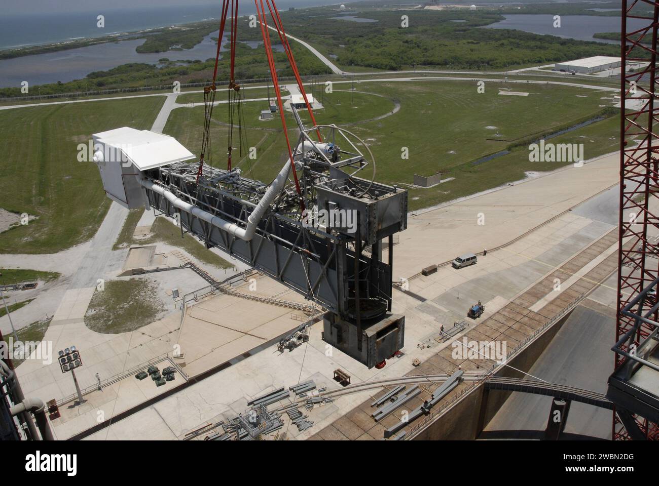 Al Launch Pad 39B del Kennedy Space Center, una gru rimuove il braccio di accesso dell'orbiter e la stanza Bianca dalla struttura di servizio fissa per preparare il sito per il lancio Ares i-X del programma Constellation. La modifica segna il passaggio da Shuttle a nuovi sistemi di lancio. Foto Stock