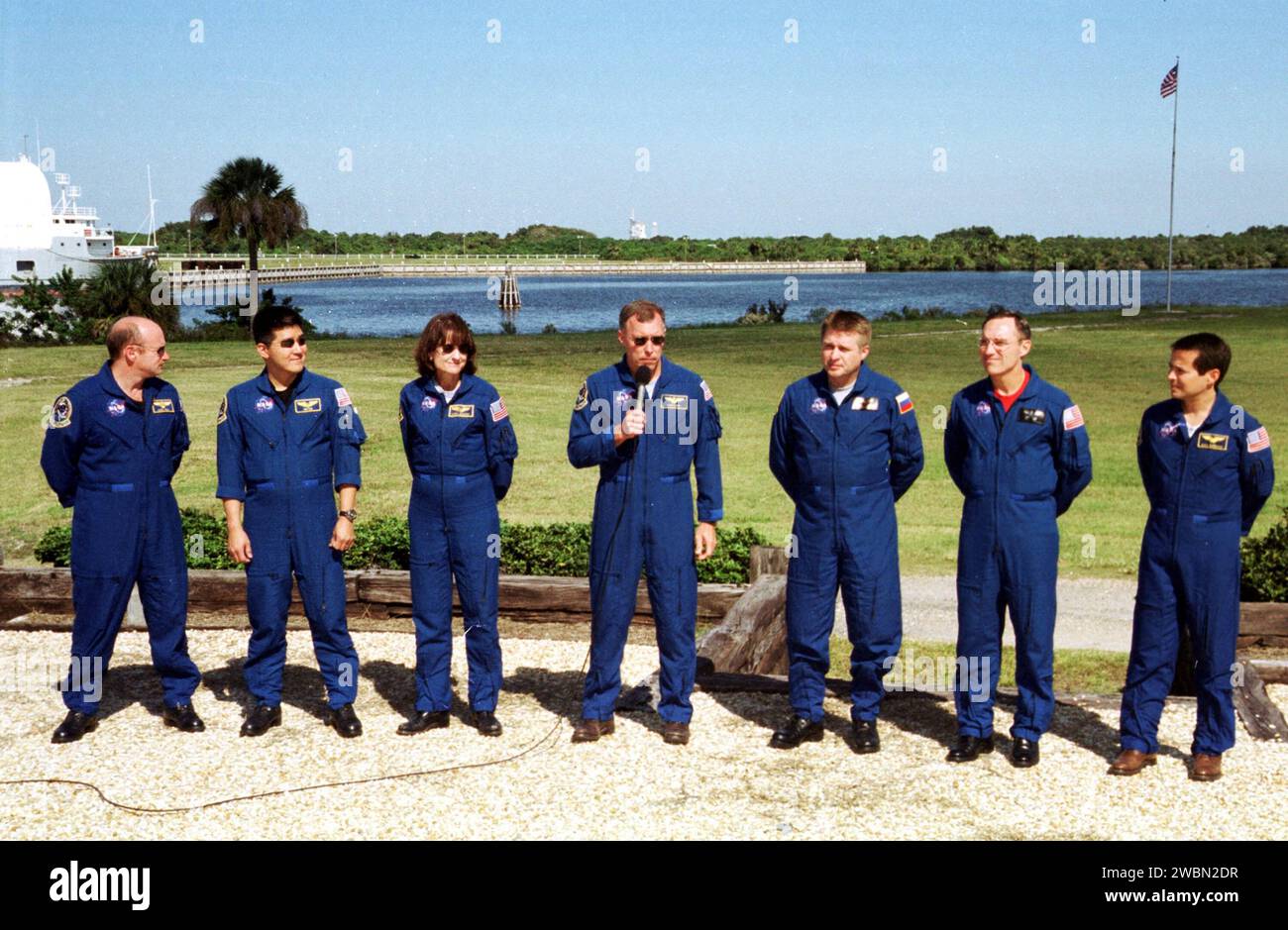 KENNEDY SPACE CENTER, BAN. -- l'equipaggio STS-108 e l'equipaggio di Expedition 4 rispondono alle domande dei media durante una sessione di intervista. Con il microfono c'è il comandante Dominic L. Gorie. Da sinistra ci sono il pilota STS-108 Mark E. Kelly, gli specialisti di missione Daniel M. Tani e Linda A. Godwin, e Gorie; il comandante della spedizione 4 Yuri Onufrienko, Carl E. Walz e Daniel W. Bursch. Gli equipaggi sono al KSC per le attività di test dimostrativi Terminal Countdown che includono l'addestramento all'uscita di emergenza dall'orbiter e dalla rampa di lancio e un conto alla rovescia simulato. STS-108 è un volo di utilizzo che porterà il repla Foto Stock