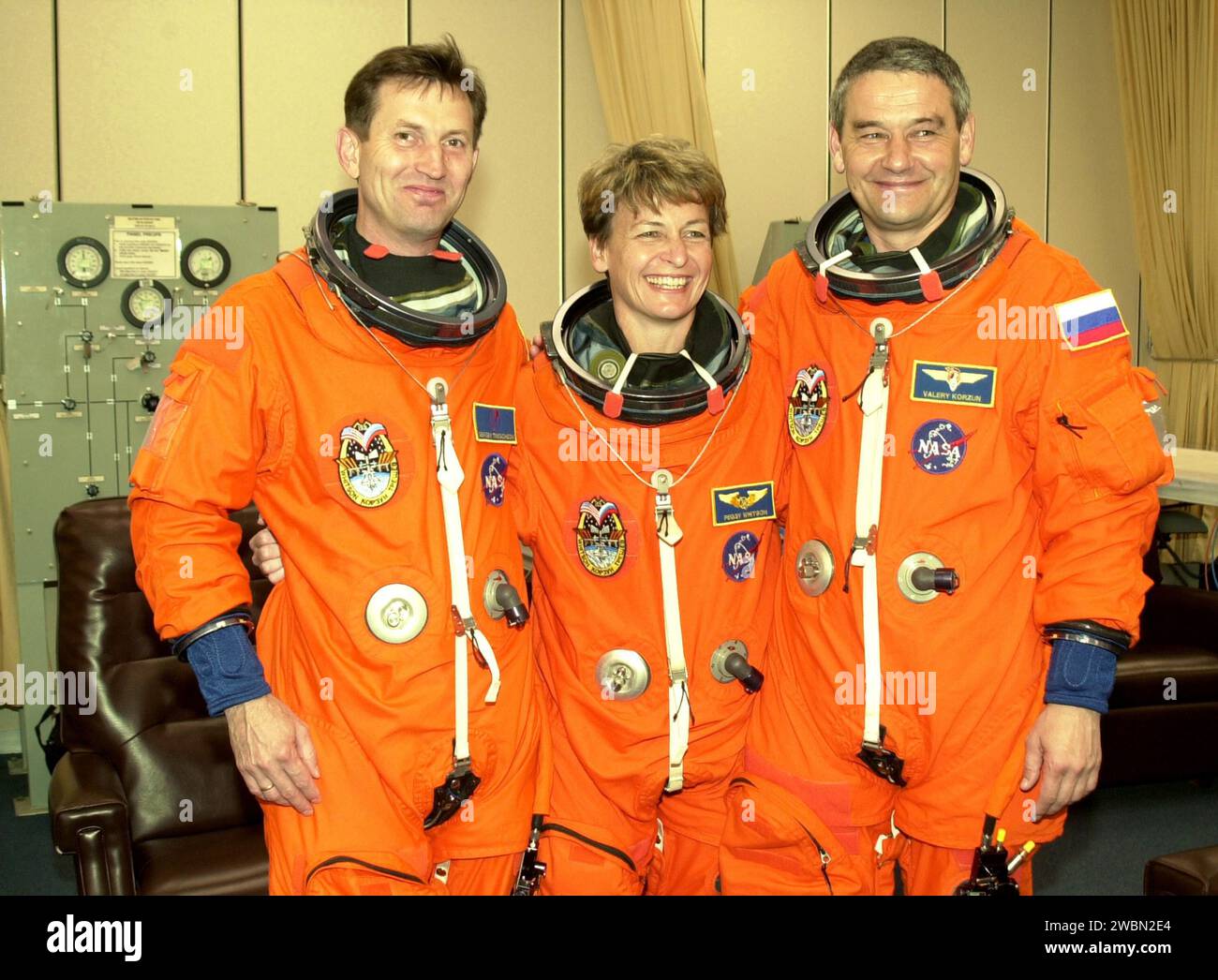 L'equipaggio di Expedition 5 è pronto per un conto alla rovescia simulato al Kennedy Space Center. STS-111 consegnerà l'equipaggio e le forniture all'ISS, tra cui il modulo logistico multiuso Leonardo, il sistema di base mobile e un giunto polso sostitutivo per Canadarm 2. Il lancio è previsto per il 30 maggio 2002. Foto Stock