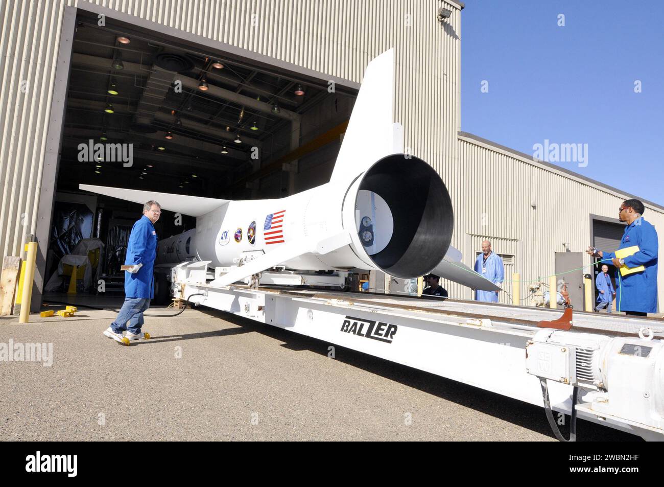 I tecnici della Vandenberg Air Force base preparano Pegasus XL e NuSTAR per il trasporto su velivoli portaerei L-1011, prima del lancio dall'atollo di Kwajalein per le missioni di astronomia a raggi X. Foto Stock