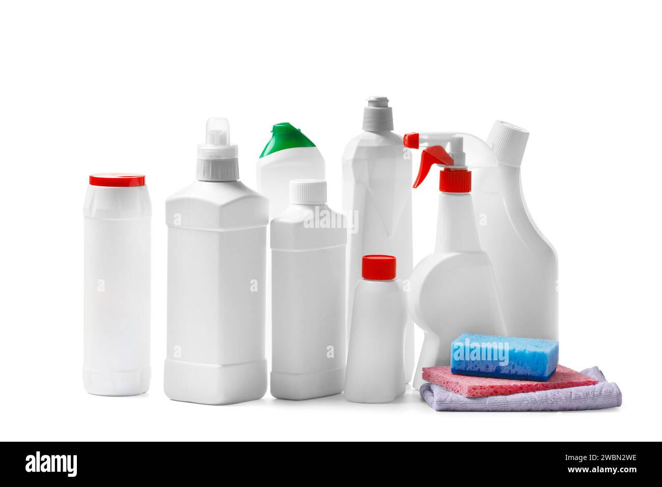 Set di vari flaconi in plastica con prodotti chimici per la casa e strumenti per la pulizia della casa, isolati su bianco. Detergenti e prodotti per la pulizia in confezioni. Foto Stock