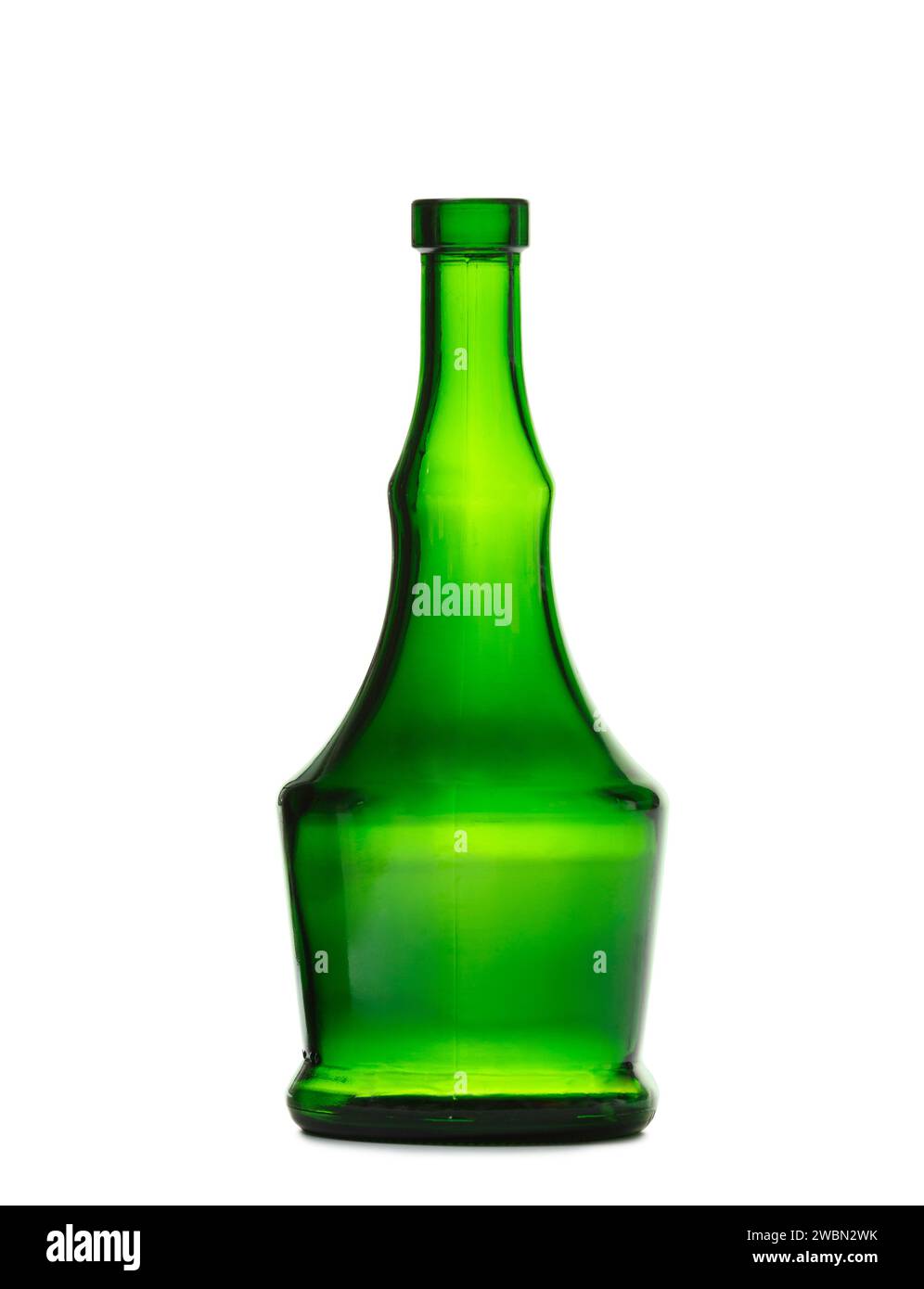 Una bottiglia vuota per bevande alcoliche in vetro verde scuro di una bella forma insolita, isolata su uno sfondo bianco. Bottiglia per cognac Foto Stock