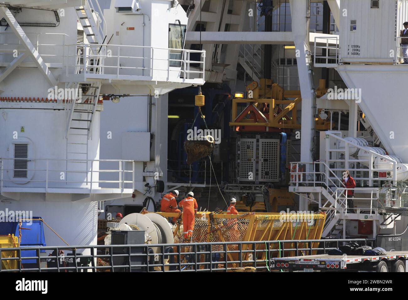 Due motori F-1 dei razzi Saturn V utilizzati nelle missioni Apollo furono recuperati dall'Oceano Atlantico il 21 marzo e trasportati a Port Canaveral per il restauro e l'esposizione pubblica. Foto Stock