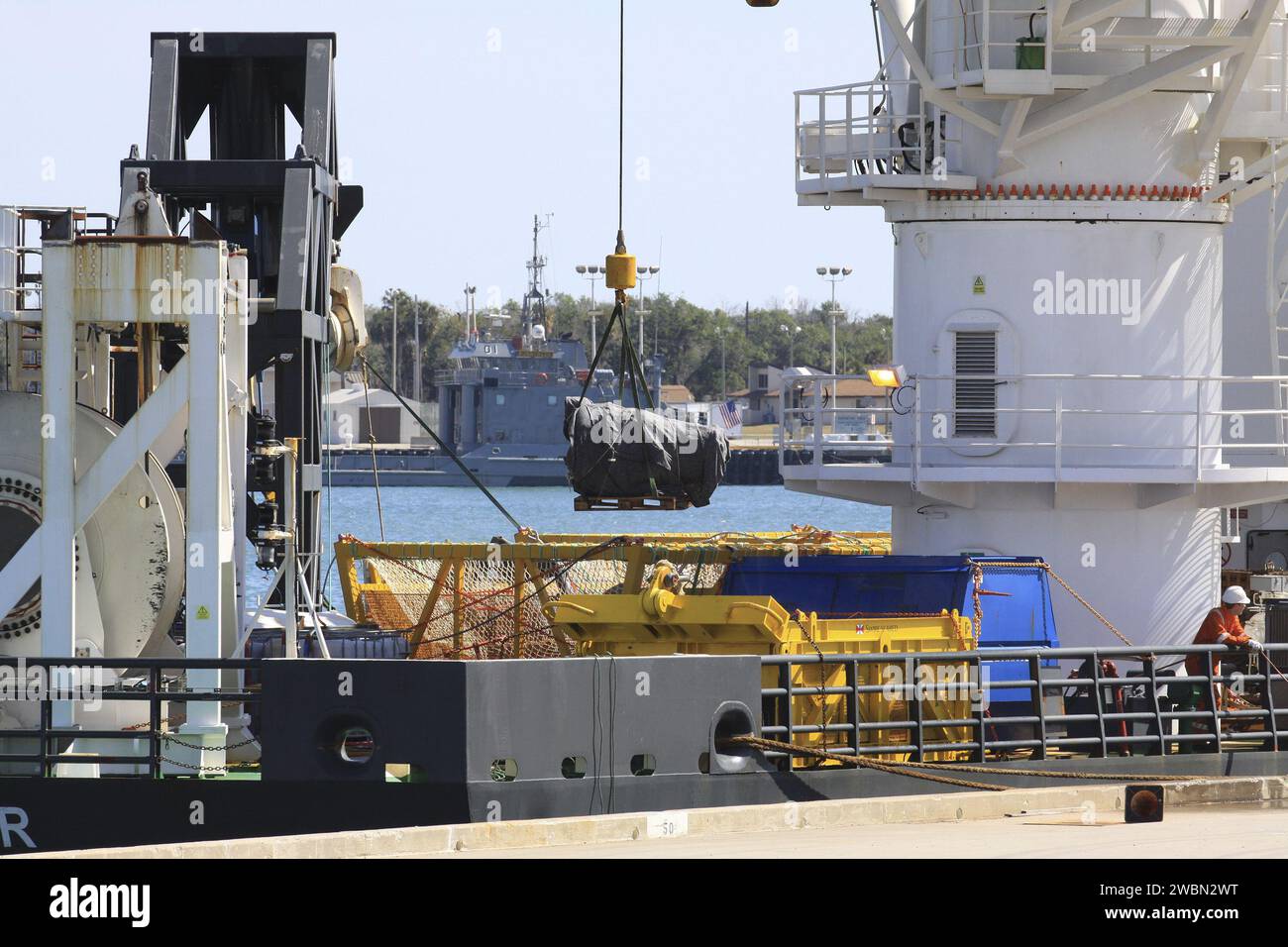 Due motori F-1 dei razzi Saturn V utilizzati nelle missioni Apollo della NASA verso la Luna furono recuperati dall'Oceano Atlantico il 21 marzo 2023 da Jeff Bezos, fondatore e CEO della Blue Origin. I motori arrivarono a Port Canaveral il 22 marzo per essere restaurati e esposti al pubblico. Foto Stock