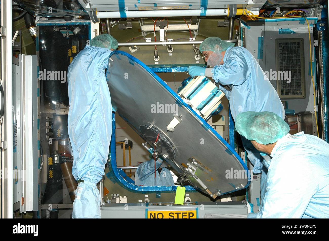 KENNEDY SPACE CENTER, FLA. - Nella stazione spaziale, i lavoratori si preparano a rimuovere uno dei portelli del modulo Node-2. I portelli sono stati rimossi in preparazione per la spedizione al Marshall Space Flight Center, Ala., per la certificazione di riequilibrio. Il Node-2 verrà lanciato nella missione 10A, STS-120, verso la stazione spaziale Internazionale (ISS), attualmente prevista per l'autunno 2006. L'installazione del Node-2 sulla ISS significherà il completamento della fase di assemblaggio negli Stati Uniti e aumenterà lo spazio abitativo e di lavoro all'interno della stazione a circa 18.000 piedi cubi. Sotto cont Foto Stock