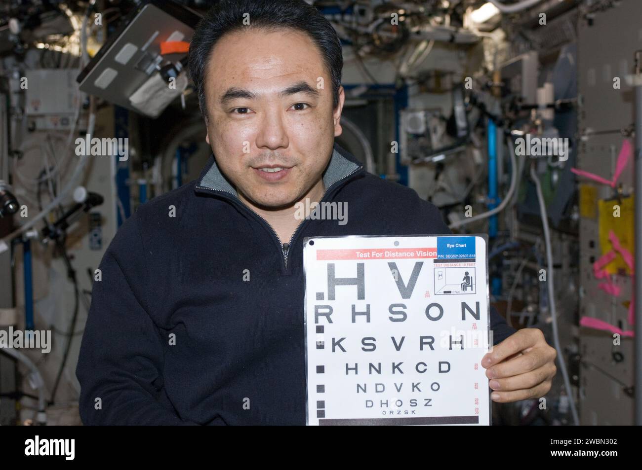 L'astronauta Satoshi Furukawa, ingegnere di volo della Expedition 28, ha una mappa oculare nel laboratorio Destiny a bordo della stazione spaziale Internazionale. Foto Stock