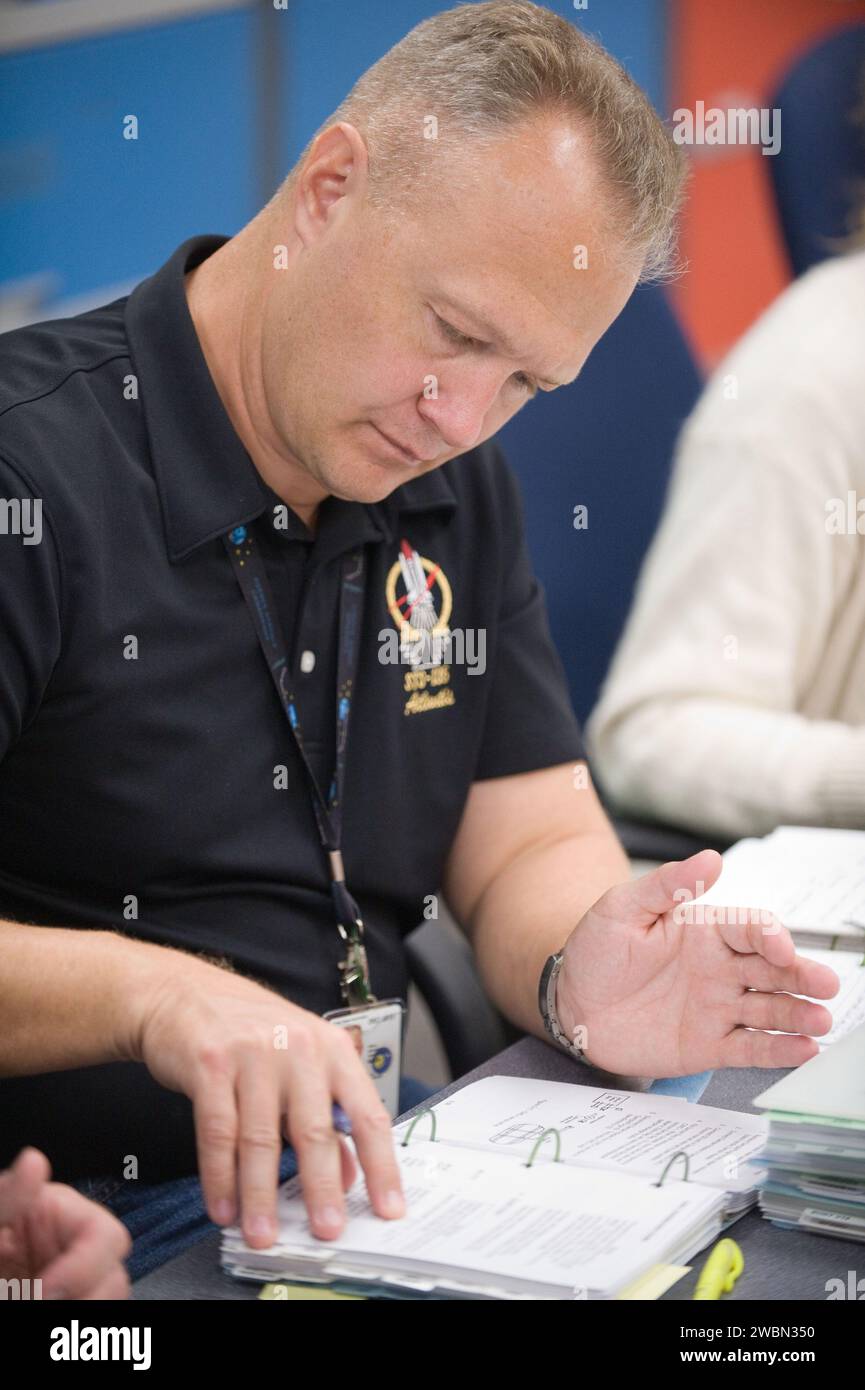 L'astronauta della NASA Doug Hurley, pilota della STS-135, esamina i file dei dati di volo nella Flight Operations Facility del Johnson Space Center il 24 giugno 2011. Foto Stock