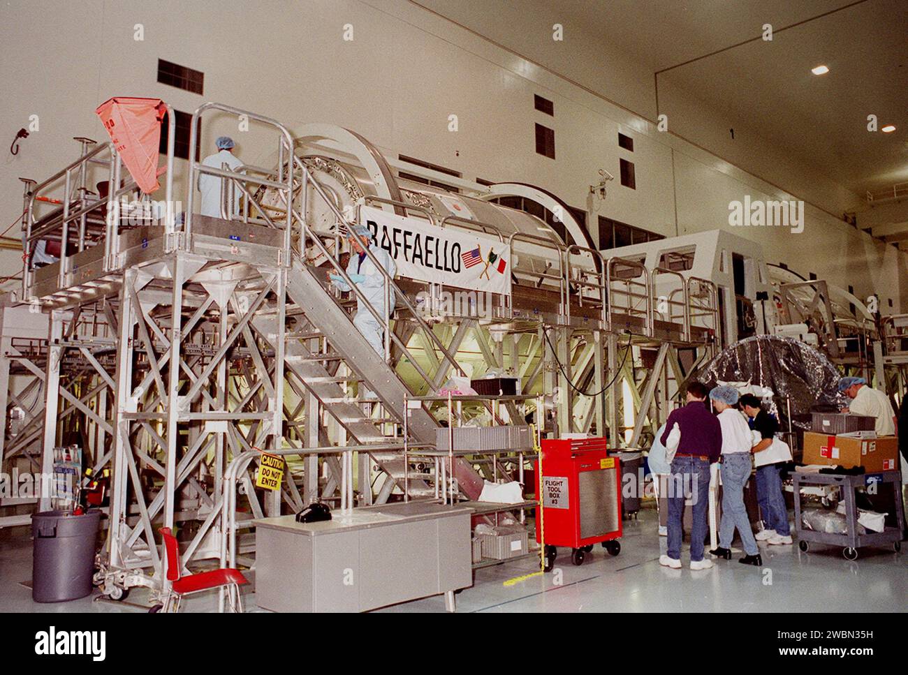 KENNEDY SPACE CENTER, FLA. -- nella stazione spaziale Processing Facility, il modulo di logistica polivalente Leonardo ha l'attenzione dei lavoratori e di alcuni membri dell'equipaggio della STS-102. L'MPLM, parte del carico utile della missione STS-102, è il primo di tre moduli pressurizzati che serviranno come "furgoni mobili" della stazione spaziale Internazionale, trasportando scaffali da laboratorio pieni di attrezzature, esperimenti e rifornimenti da e per la stazione spaziale a bordo dello Space Shuttle. Il lancio di Leonardo è previsto per l'inizio di marzo. Su quel volo, Leonardo sarà pieno di equipaggiamento e provviste per equipaggiare il Foto Stock