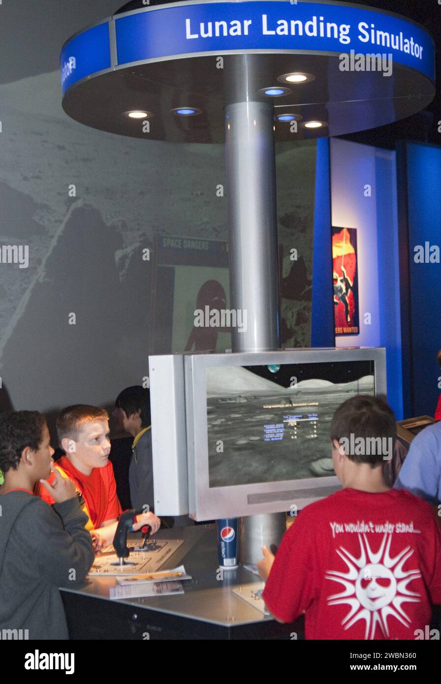 Durante la Brevard Space Week, circa 5.300 studenti di sesta grado hanno visitato il Kennedy Space Center Visitor Complex tra il 26 novembre e il 7 dicembre 2012, per praticare atterraggi lunari utilizzando simulazioni al computer e impegnarsi in attività di educazione STEM. Foto Stock