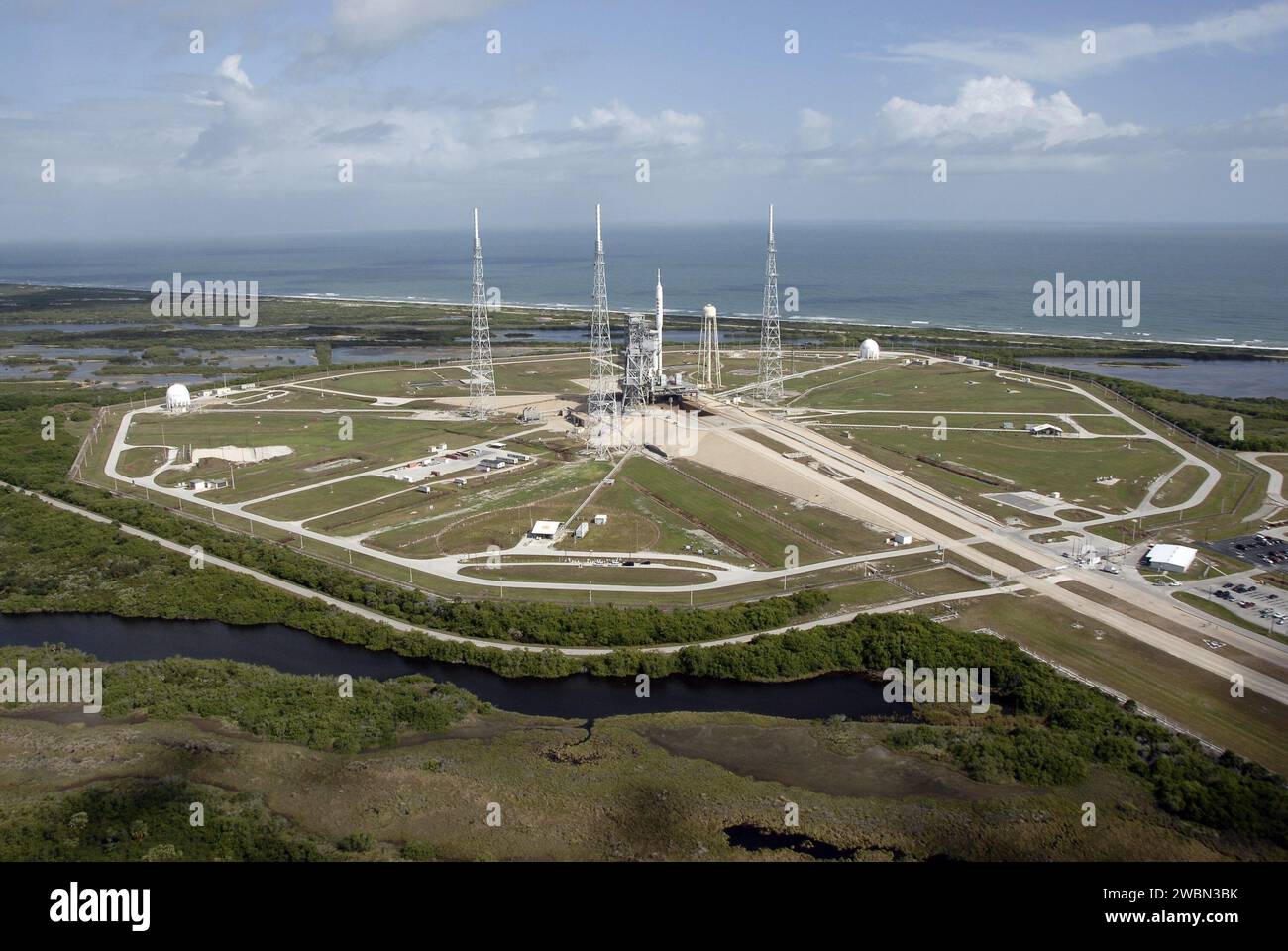 Il razzo Ares i-X alto 327 metri attende il lancio sulla piattaforma di lancio esagonale 39B al Kennedy Space Center in Florida per un test di volo, con modifiche alla piattaforma, tra cui torri faro, piattaforme di accesso e sistemi di controllo ambientale, che segna il primo utilizzo da parte di un veicolo non-shuttle dopo Apollo. Foto Stock