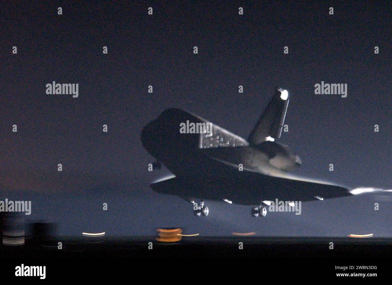 KENNEDY SPACE CENTER, FLA. Le potenti luci allo xeno sulla Shuttle Landing Facility delineano l'immagine oscura dell'orbiter Columbia mentre si avvicina al touchdown sulla Runway 33. L'atterraggio completa la missione STS-109 per servire il telescopio spaziale Hubble, riportando l'equipaggio di sette persone sulla Terra dopo un tempo di 10 giorni, 22 ore, 11 minuti. Arresto ruota sull'orbita 165 alle ore 4 33 09 EST. Il touchdown della marcia principale avvenne alle 4 31 52 del mattino e il touchdown della ruota nasale un 4 32 02. Fu il 58° sbarco al KSC su 108 missioni nella storia del programma Shuttle Foto Stock