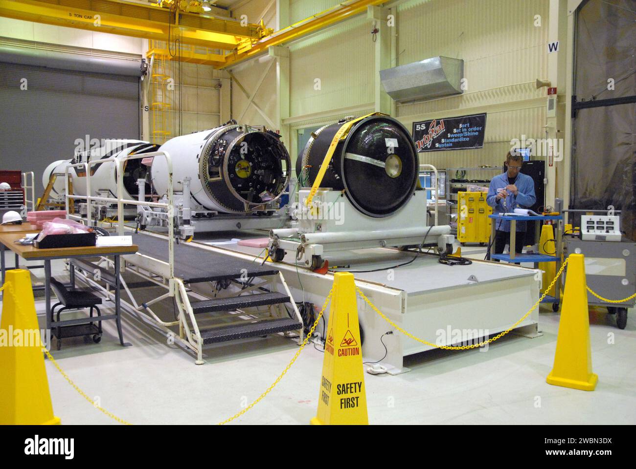 I tre stadi del Pegasus XL a Vandenberg sono preparati per l'installazione delle ali prima del lancio del telescopio a raggi X NuSTAR della NASA per studiare buchi neri, resti di supernova e raggi cosmici. Foto Stock