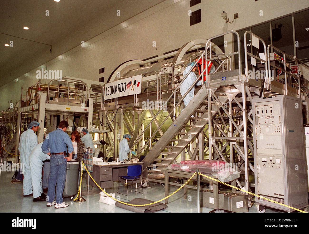 KENNEDY SPACE CENTER, FLA. -- nella stazione spaziale Processing Facility, il modulo di logistica polivalente Leonardo ha l'attenzione dei lavoratori e di alcuni membri dell'equipaggio della STS-102. L'MPLM, parte del carico utile della missione STS-102, è il primo di tre moduli pressurizzati che serviranno come "furgoni mobili" della stazione spaziale Internazionale, trasportando scaffali da laboratorio pieni di attrezzature, esperimenti e rifornimenti da e per la stazione spaziale a bordo dello Space Shuttle. Il lancio di Leonardo è previsto per l'inizio di marzo. Su quel volo, Leonardo sarà pieno di equipaggiamento e provviste per equipaggiare il Foto Stock