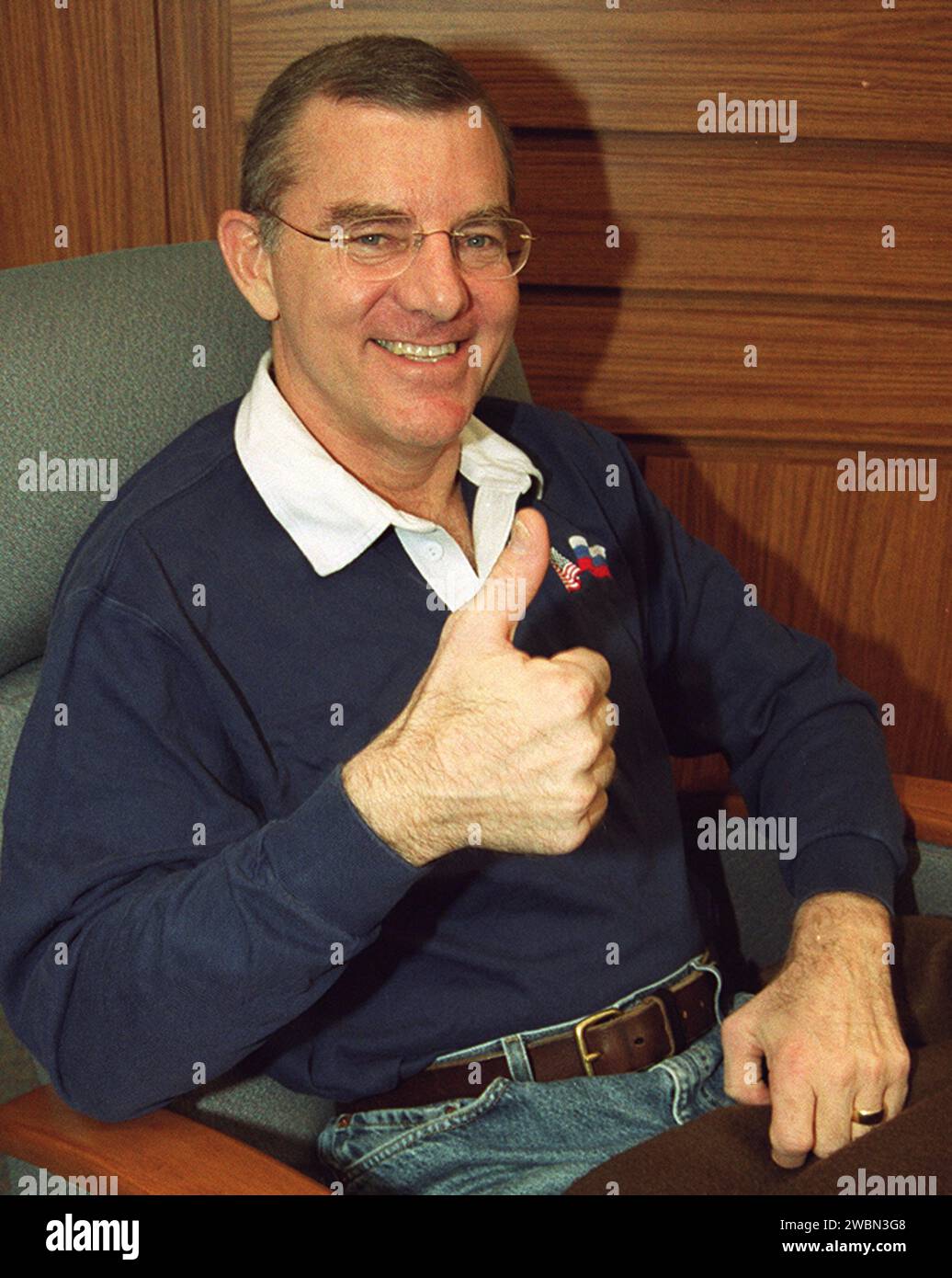 James S. Voss, membro dell'equipaggio della Expedition Two, ritorna sulla Terra con la STS-105 a bordo della Discovery. La missione di 11 giorni e 21 ore includeva cinque mesi sulla ISS, scambiando l'equipaggio, fornendo rifornimenti, conducendo esperimenti e installando il primo Ammonia Servicer e i cavi riscaldanti sulla capriata S0. Discovery completò il suo 30° volo, la 106° missione dello Space Shuttle. Foto Stock