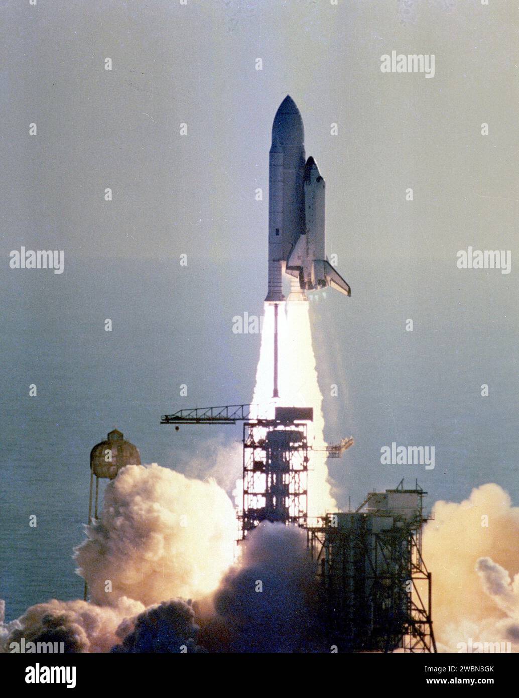 KENNEDY SPACE CENTER, FLA. -- lo Space Shuttle Columbia sorge dal Pad 39A pochi secondi dopo le 7 del mattino del 12 aprile 1981 - l'alba di una nuova era in volo spaziale. A bordo, gli astronauti John Young e Bob Crippen viaggiano verso l'orbita dopo il successo del decollo della prima missione dello Space Shuttle. I piani di missione prevedono che il Columbia rimanga in orbita per circa 54 ore, durante le quali gli astronauti Young e Criipen eseguiranno una serie di attività di checkout progettate per testare i sistemi dello Space Shuttle nello spazio per la prima volta. Il Columbia dovrebbe planare verso un atterraggio simile a un aereo a Edwards Foto Stock