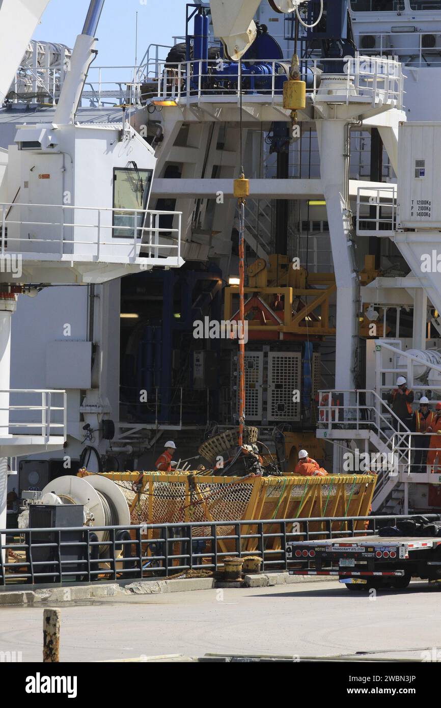 Due motori F-1 del primo stadio dei razzi Saturn V utilizzati nelle missioni Apollo della NASA sono stati recuperati dall'Oceano Atlantico a 14.000 piedi di profondità da Jeff Bezos. I motori, rimasti sott'acqua per oltre 40 anni, sono arrivati a Port Canaveral e saranno restaurati per essere esposti al pubblico. Foto Stock