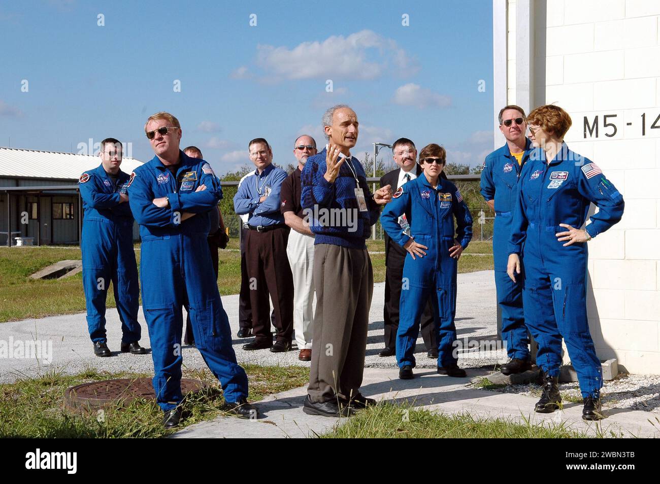 KENNEDY SPACE CENTER, FLA. - Durante una visita a Kennedy, presso la stazione di monitoraggio e di trasmissione dati MILA Spaceflight, i membri dell'equipaggio STS-114 ascoltano Gary Morse (centro), direttore della stazione in carica MILA PDL. (MILA si riferisce all'area di lancio di Merritt Island; PDL designa il sito di Ponce De Leon Inlet.) Gli astronauti, da sinistra, sono il pilota James Kelly, gli specialisti di missione Andrew Thomas, Wendy Lawrence e Stephen Robinson e il comandante Eileen Collins. La stazione di tracciamento funge da collegamento principale per le comunicazioni voce, dati e telemetria tra lo Shuttle e il terreno dal lancio fino al 7-1 2 Foto Stock