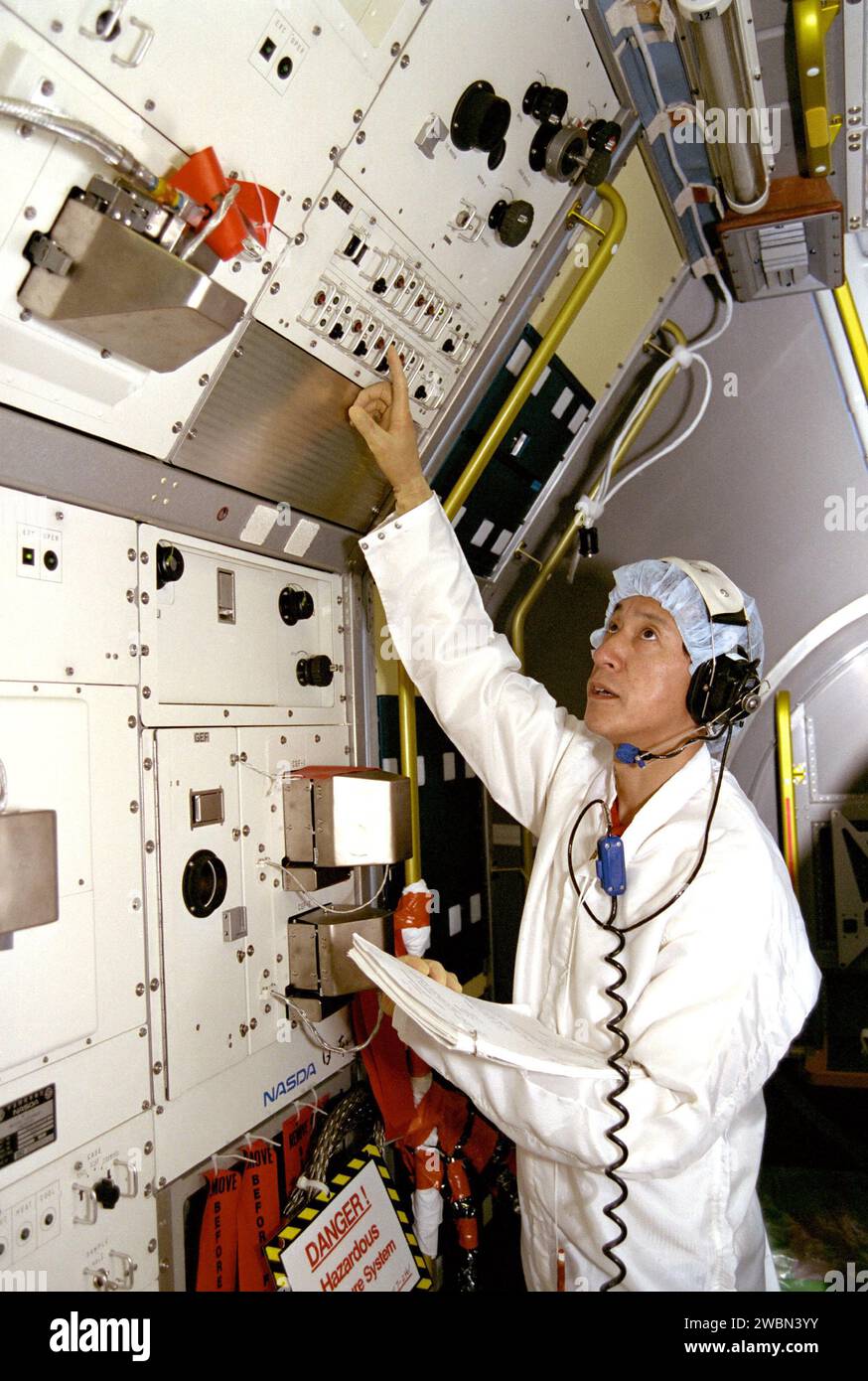 KENNEDY SPACE CENTER, FLA. -- nell'edificio Operations and Checkout, lo specialista di payload STS-47, il dottor Mamoru Mohri, sta partecipando a un test di sequenza missione dello Spacelab-J (SL-J). Inoltre, per il test delle attività pianificate in orbita erano disponibili il Comandante del carico utile Mark Lee e altri membri del team del carico utile. Spacelab-J è uno sforzo congiunto tra l'agenzia spaziale giapponese NASDA e la NASA, e dispone di una serie di 44 ricerche di scienze della vita e di elaborazione dei materiali. Il dottor Mohri, uno specialista di carichi utili, diventerà il primo giapponese a volare sullo Shuttle. Foto Stock