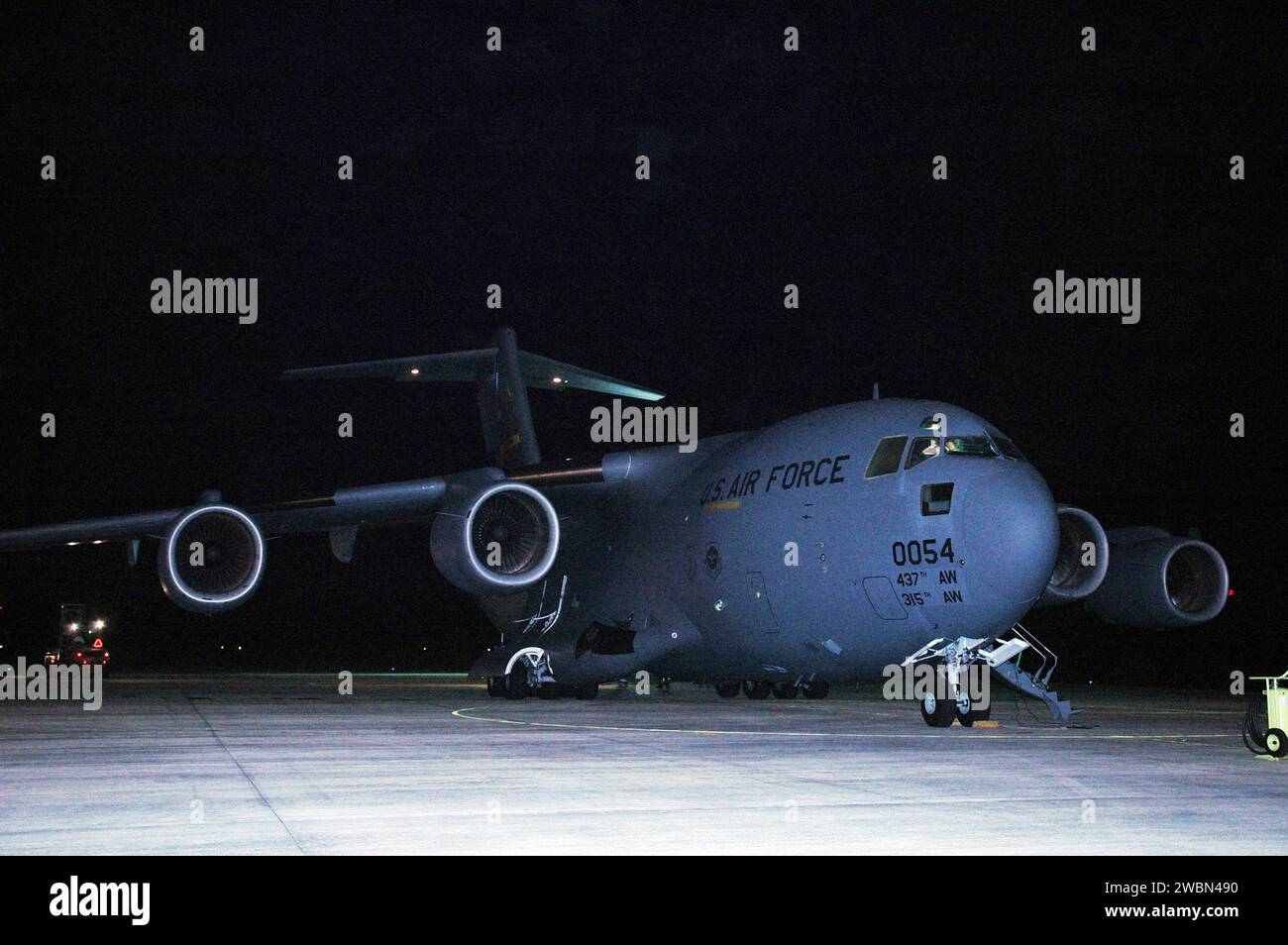 KENNEDY SPACE CENTER, FLA. - Un aereo cargo C-17 dell'aeronautica statunitense arriva alla Shuttle Landing Facility del NASA Kennedy Space Center. Sta trasportando la navicella spaziale New Horizons, così come altre attrezzature. Dopo essere stato scaricato, il veicolo spaziale sarà trasportato alla struttura di manutenzione per carichi pericolosi. New Horizons è stato progettato per aiutarci a comprendere i mondi ai margini del nostro sistema solare, realizzando la prima ricognizione di Plutone e Caronte, un "doppio pianeta" e l'ultimo pianeta del nostro sistema solare ad essere visitato da veicoli spaziali. La missione visiterà quindi uno o più oggetti nella cintura di Kuiper r Foto Stock