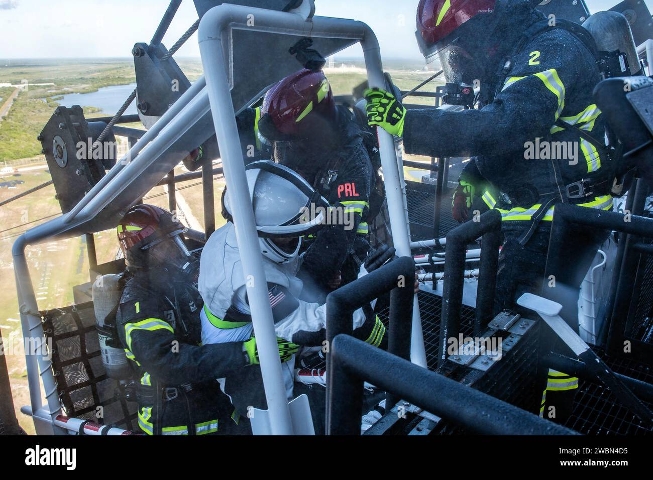 Venerdì 3 aprile 2020, NASA e SpaceX hanno completato una dimostrazione end-to-end della capacità delle squadre di evacuare in sicurezza i membri dell'equipaggio dalla struttura di servizio fisso durante una situazione di emergenza al Launch Complex 39A presso il Kennedy Space Center della NASA in Florida. Foto Stock