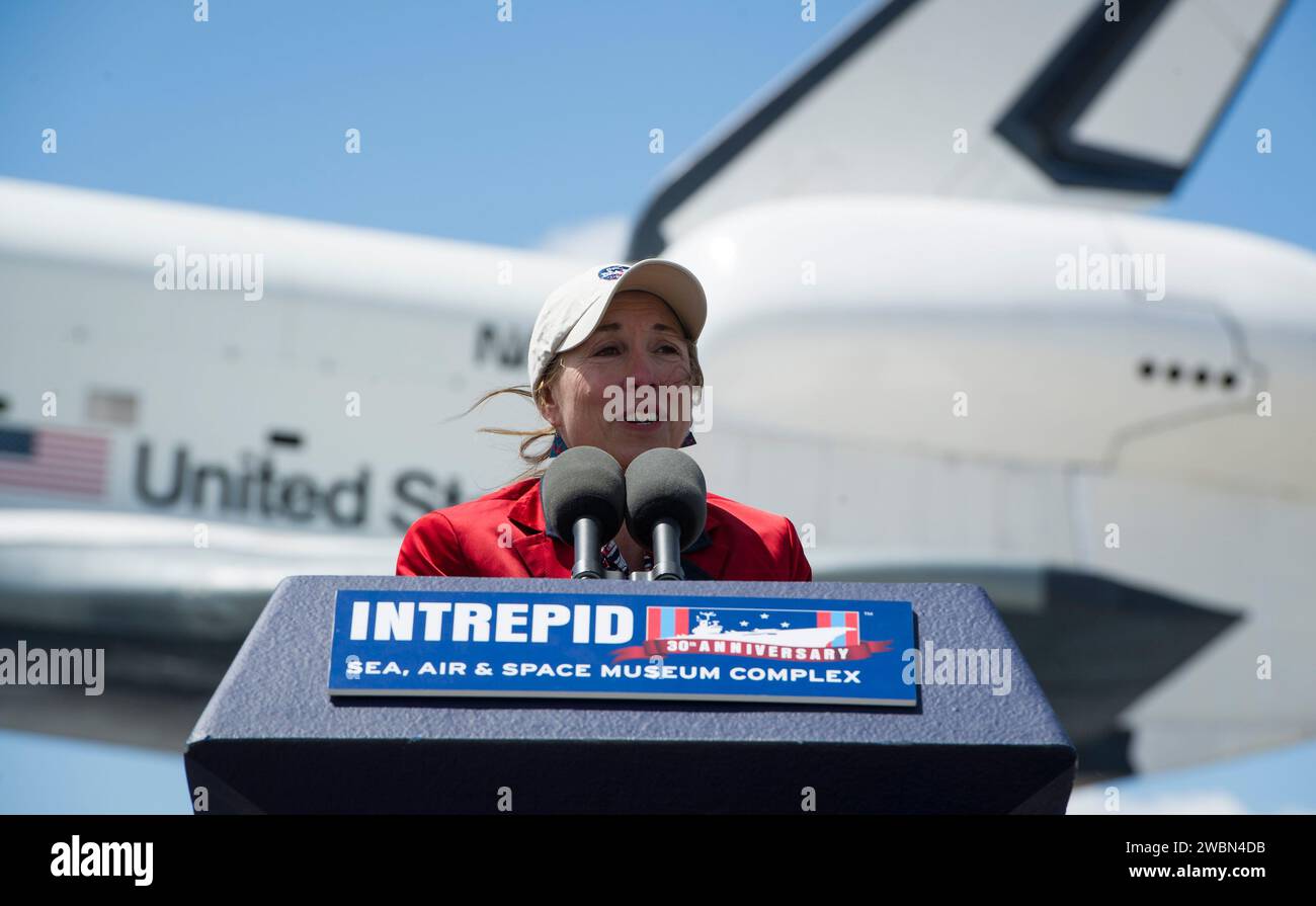 Lo Shuttle Enterprise della NASA, il primo orbiter costruito per i voli di prova atmosferici e incapace di volare spaziali, è stato trasferito dall'SCA all'aeroporto John F. Kennedy a una chiatta per il trasferimento all'Intrepid Sea, Air & Space Museum. Enterprise era precedentemente ospitato allo Smithsonian Udvar-Hazy Center. Foto Stock