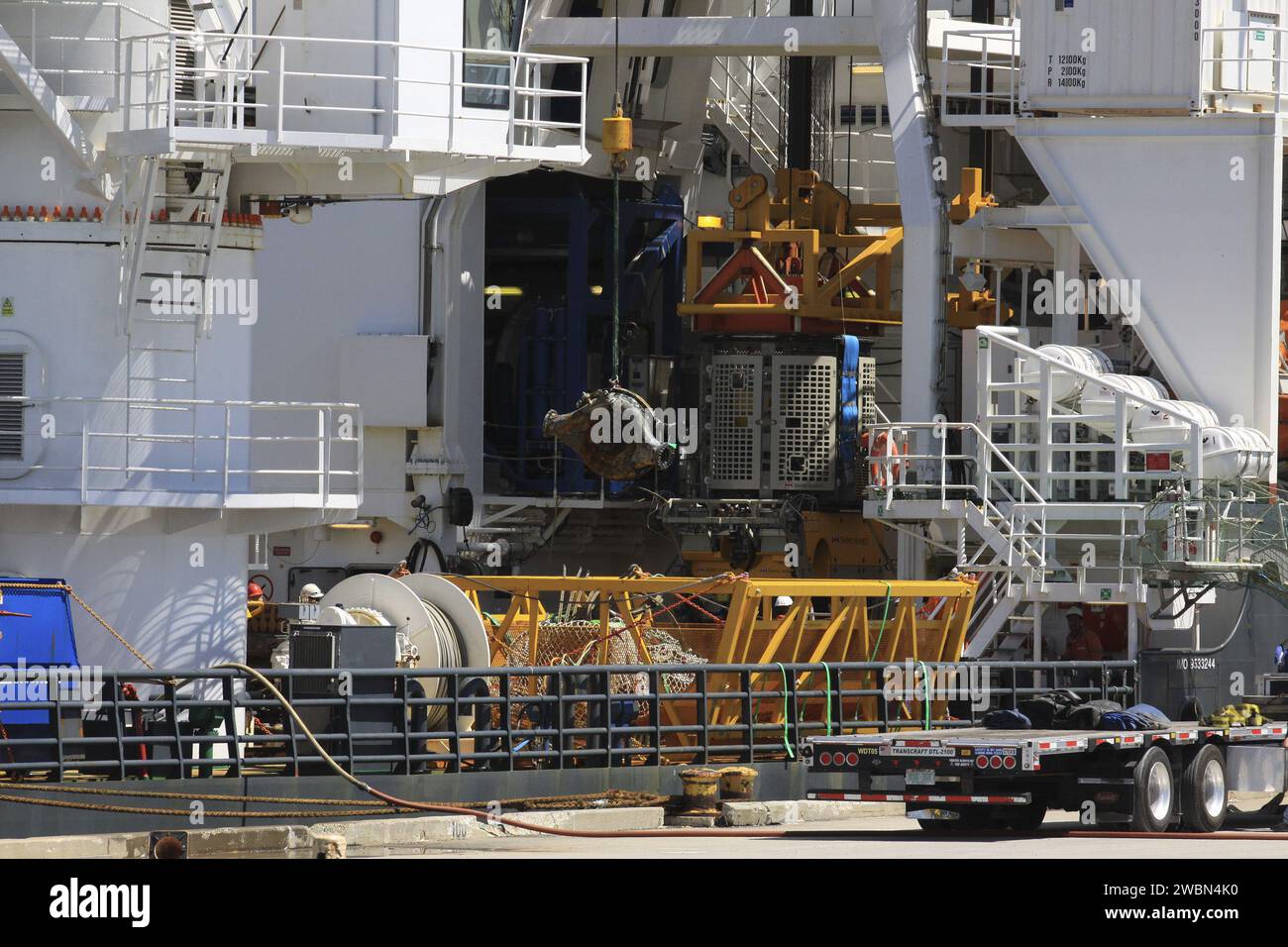 Due motori F-1 del primo stadio dei razzi Saturn V utilizzati nelle missioni lunari Apollo sono stati recuperati dall'Oceano Atlantico dal team di Jeff Bezos e saranno restaurati per essere esposti al pubblico. Foto Stock