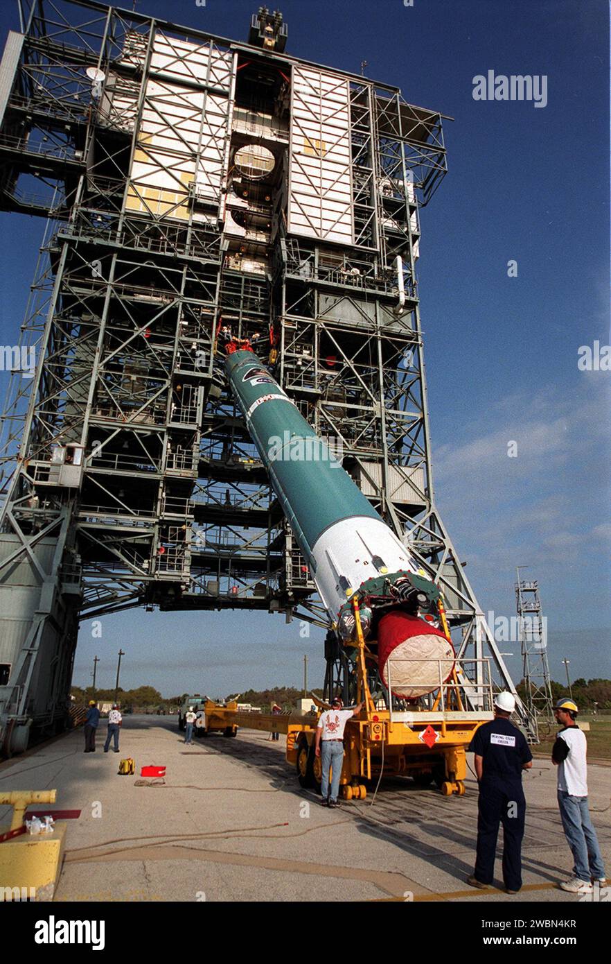 Gru sul cavalletto della piattaforma di lancio 17-A, Cape Canaveral Air Force Station, sollevano il primo stadio di un razzo Boeing Delta in posizione verticale. Il razzo trasporterà il Mars Odyssey Orbiter 2001, previsto per il lancio il 7 aprile 2001. Mars Odyssey contiene tre strumenti scientifici THEMIS, il gamma Ray Spectrometer (GRS) e il Mars Radiation Environment Experiment (MARIE). THEMIS mapperà la mineralogia e la morfologia della superficie marziana utilizzando una telecamera ad alta risoluzione e uno spettrometro per termografia a infrarossi. Il GRS raggiungerà la mappatura globale della composizione elementare del surf Foto Stock