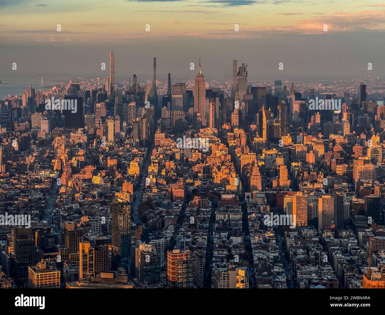 Vista panoramica aerea sullo skyline di New York, tramonto invernale, vista dal ponte dell'Osservatorio One World al One World Trade Center Foto Stock