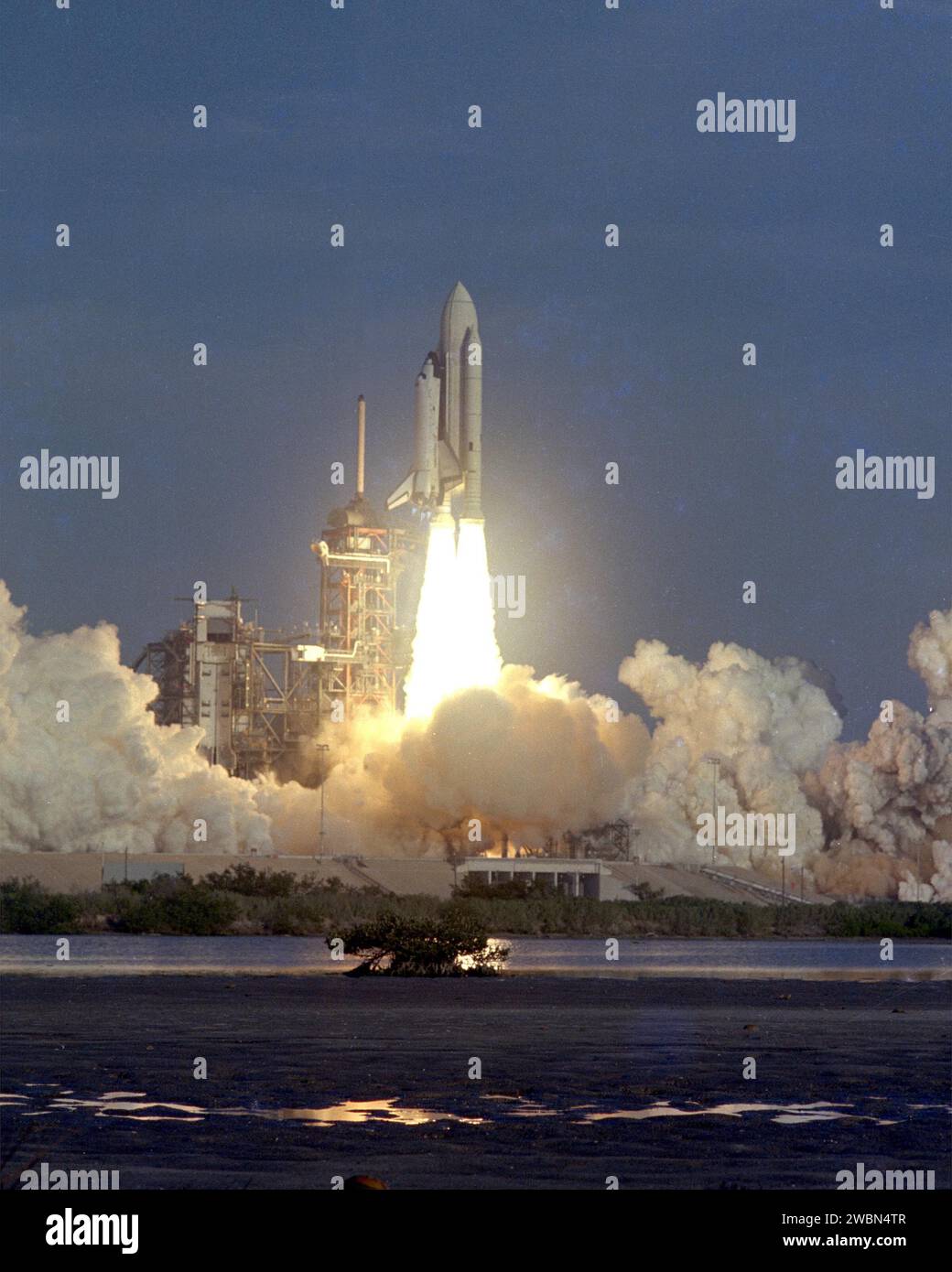 KENNEDY SPACE CENTER, FLA. - STS-1 Columbia. Lo Space Shuttle si innalza maestosamente sopra il pad A del Launch Complex 39 nella prima tappa del suo primo viaggio nello spazio. A bordo per lo storico volo ci sono gli astronauti John Young e Bob Crippen, che dovrebbero trascorrere quasi 54 ore nello spazio in questo primo shakedown test del nuovo sistema di trasporto spaziale riutilizzabile (STS) americano. Il decollo della domenica mattina è arrivato pochi secondi dopo le 7 di mattina e ha segnato l'alba di una nuova era nel volo spaziale. Foto Stock