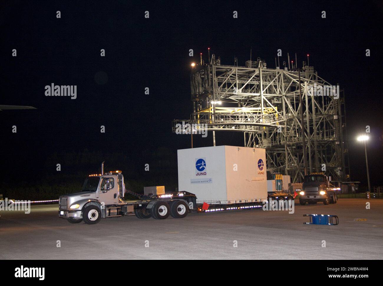 I contenitori che contengono la navicella spaziale Juno della NASA e l'antenna ad alto guadagno sono stati fissati su un camion presso lo Shuttle Landing Facility del Kennedy Space Center in Florida per il trasporto ad Astrotech a Titusville, preparando la navicella ad energia solare per il lancio per studiare Giove 33 volte e indagare sulla sua struttura, atmosfera, magnetosfera e potenziale nucleo solido. Foto Stock