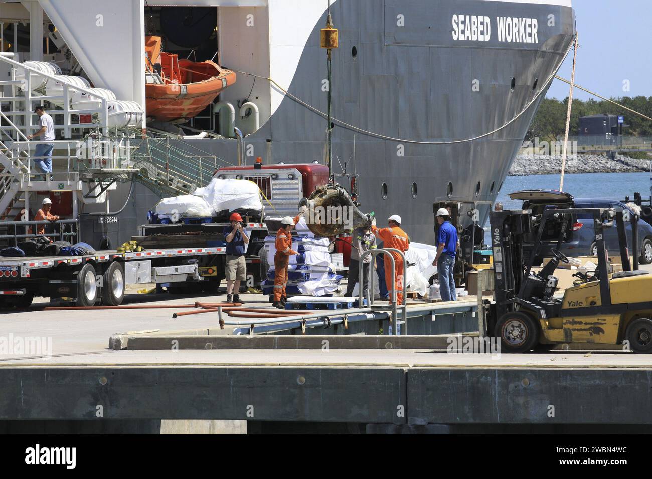 Due motori F-1 del primo stadio dei razzi Saturn V utilizzati nelle missioni Apollo della NASA verso la Luna furono recuperati da 14.000 piedi sott'acqua nell'Oceano Atlantico dal team di Jeff Bezos e arrivarono a Port Canaveral per essere restaurati e esposti al pubblico il 22 marzo 2023. Foto Stock