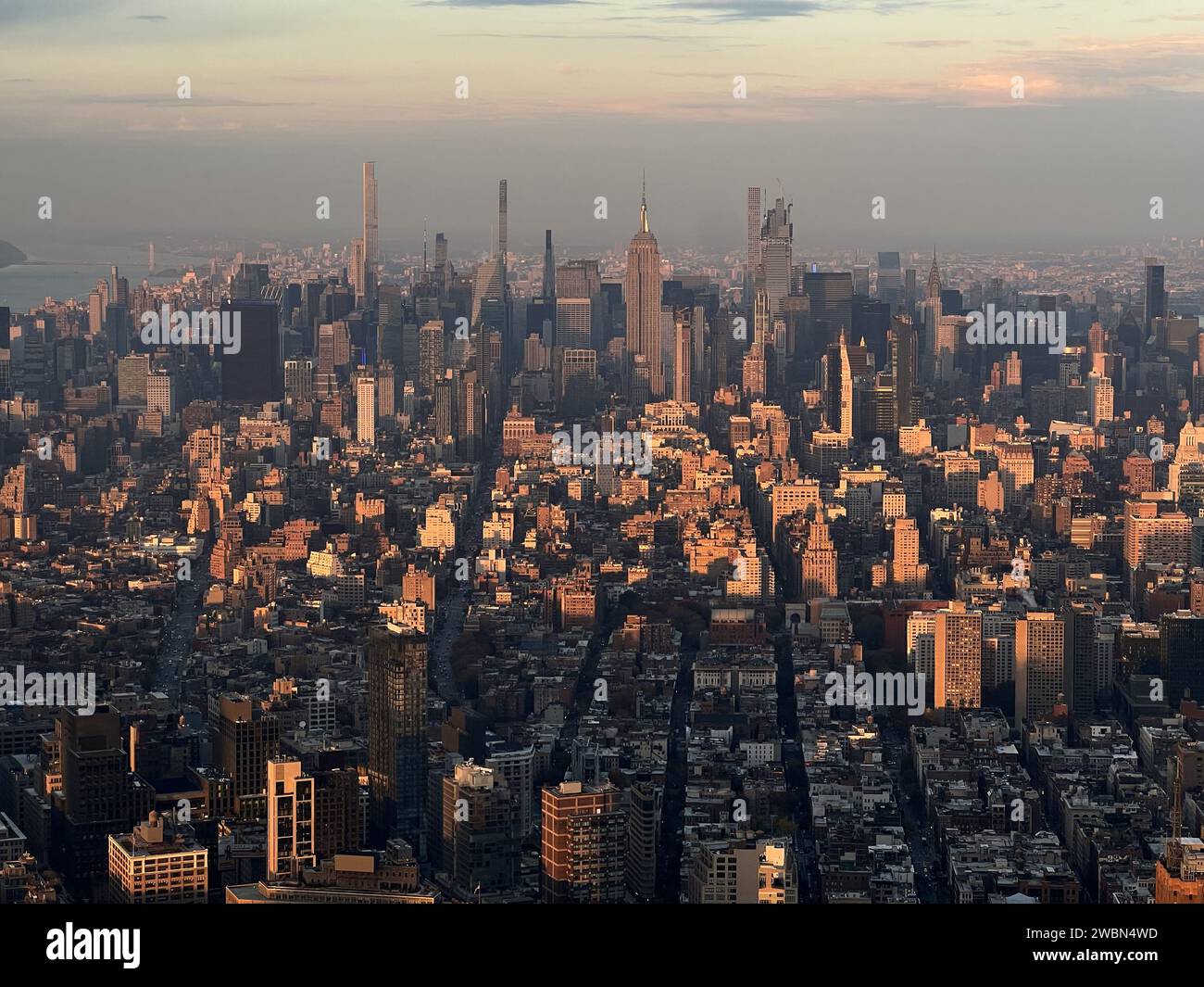 Vista panoramica aerea sullo skyline di New York, tramonto invernale, vista dal ponte dell'Osservatorio One World al One World Trade Center Foto Stock