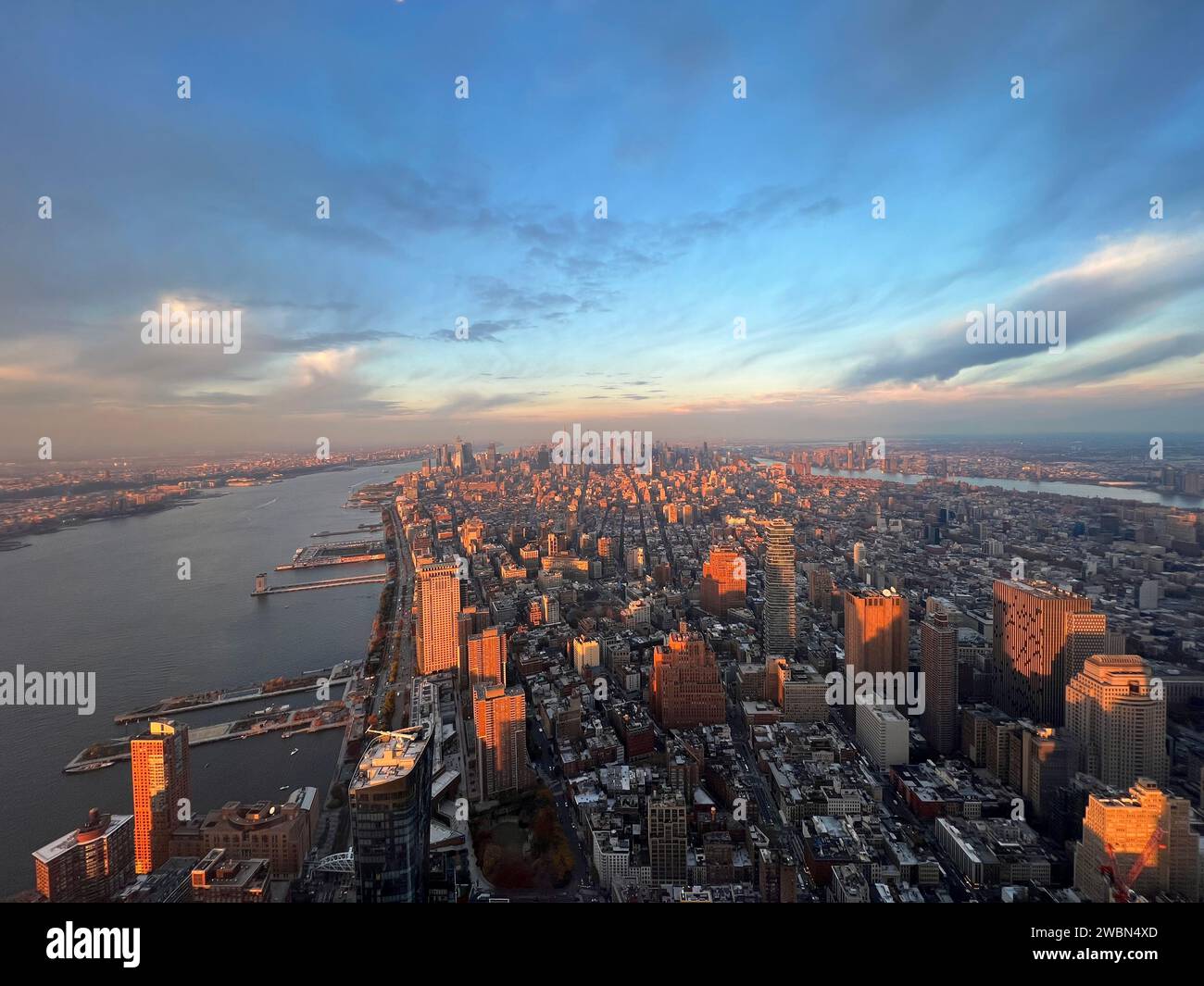 Vista panoramica aerea sullo skyline di New York e sul fiume Hudson dal ponte dell'Osservatorio One World al One World Trade Center, tramonto invernale Foto Stock