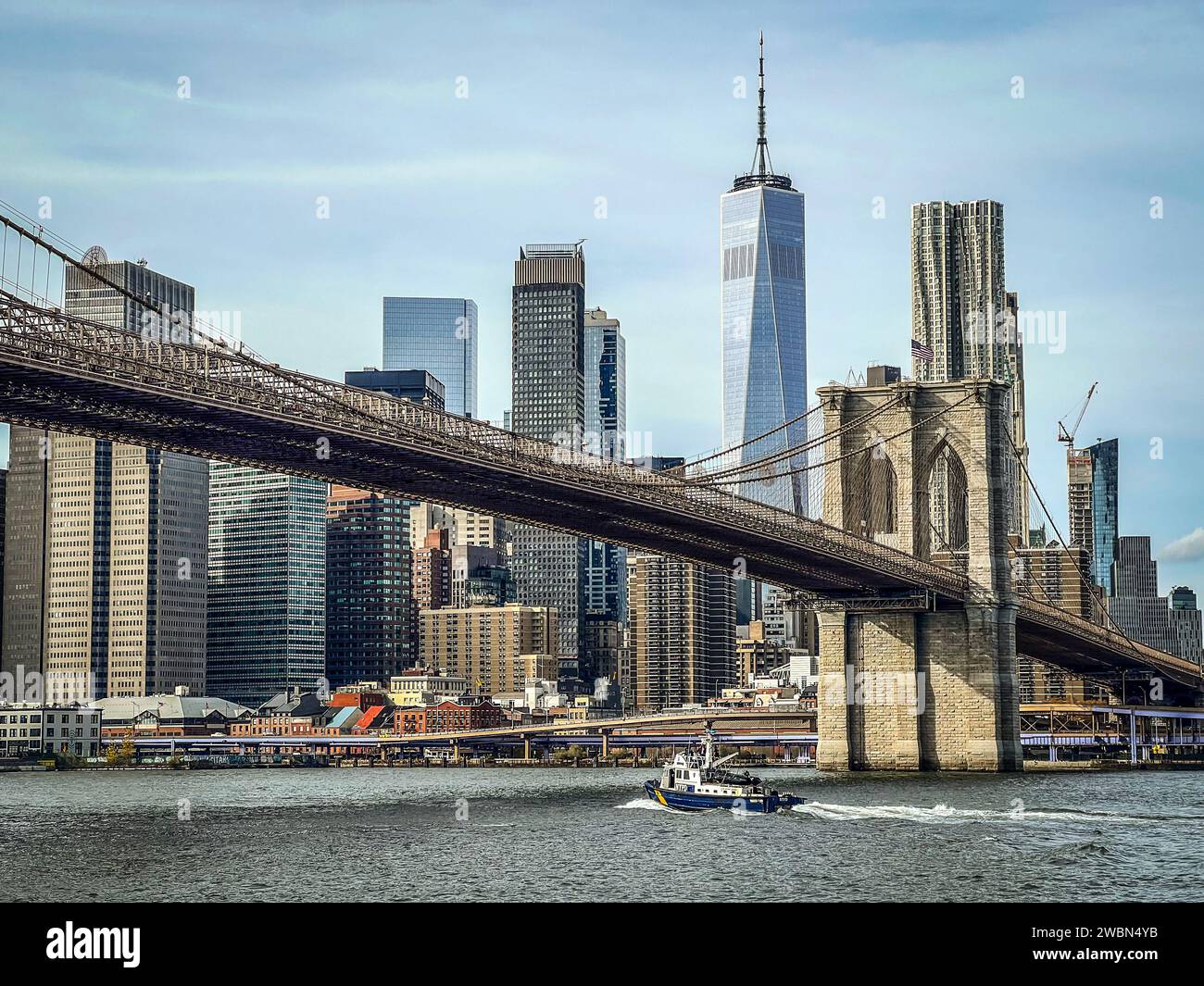 Vista del famoso skyline del centro di New York con la Brooklyn Bridge Tower e il One World Trade Center sullo sfondo Foto Stock