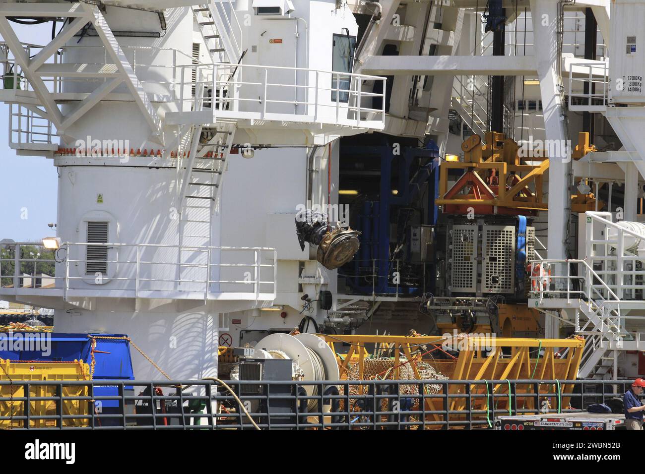 Il team di Jeff Bezos recuperò due motori F-1 dal primo stadio dei razzi Saturn V utilizzati nelle missioni Apollo dall'Oceano Atlantico; i motori saranno ripristinati per essere esposti al pubblico. Foto Stock