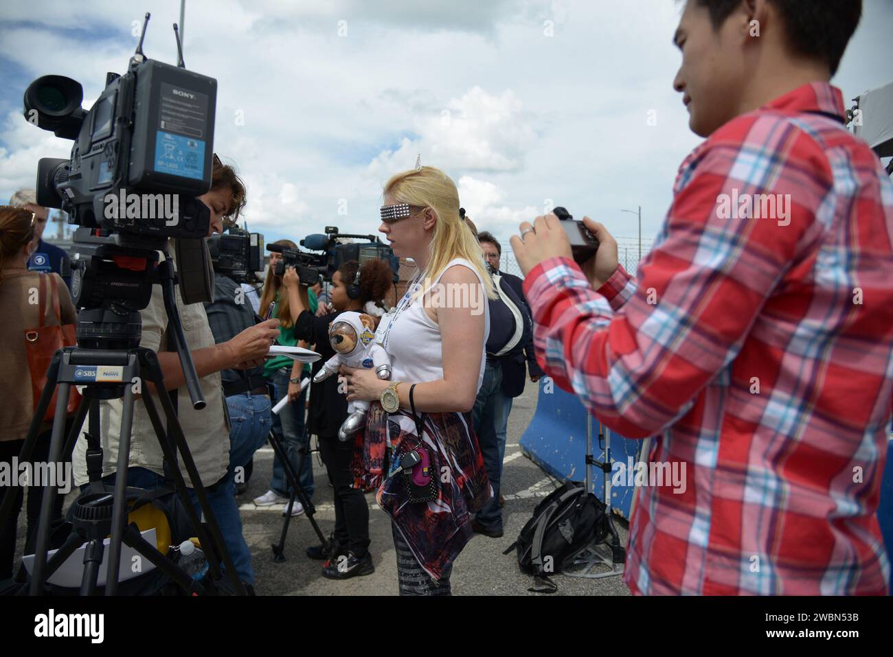 I media e i partecipanti sociali della NASA vedono le operazioni di recupero della Orion e visitano la USS Arlington alla base navale di Norfolk in Virginia il 15 agosto 2013. Parte del trasferimento batch dell'immagine da Flickr. Foto Stock