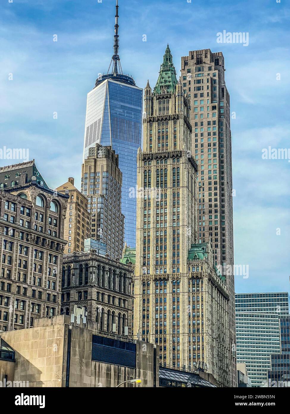 Vista di diversi grattacieli, tra cui il World Trade Centre sullo sfondo e il Woolworth Building in primo piano Foto Stock