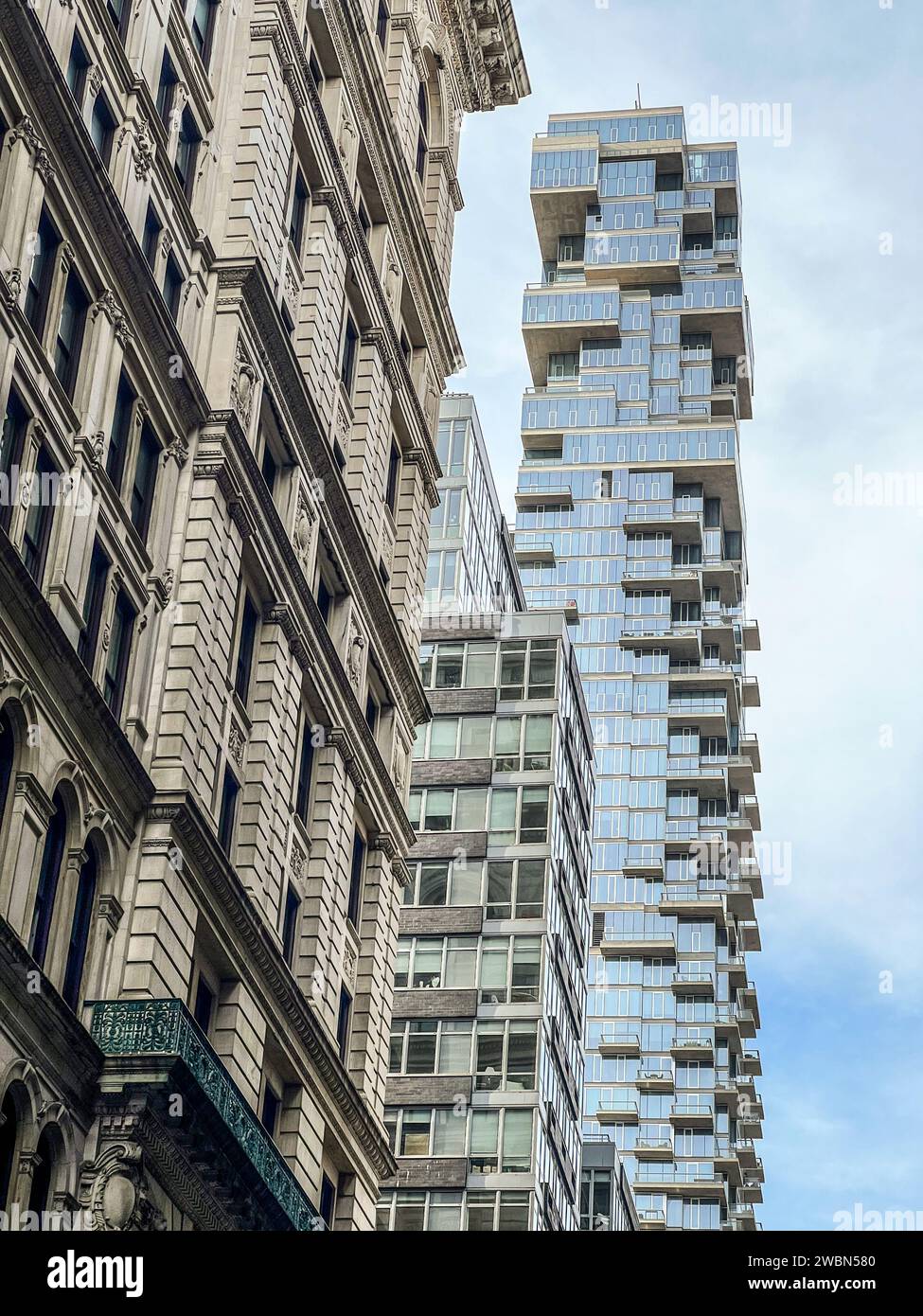 New-Yok, USA, 16 novembre 2023; veduta di un moderno grattacielo progettato dall'architetto Pavel Bendov, con la facciata di un vecchio edificio in contrasto Foto Stock